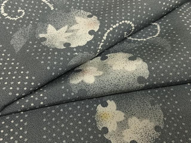 ■■■　サイズ　■■■ 身丈 166cm（肩から） 裄丈 70.5cm 袖丈 49cm　縫込み 7.5cm 袖幅 35cm 前幅 24cm 後幅 29.5cm 着物縫いこみ 内揚げ 3.5cm 裄 お袖側 約1cm　身頃側 約0cm ■■■　商品詳細　■■■ 【正絹】 状態は接写画像のように衿山・胴裏に薄い汚れがございますが その他特に目立ったシミ汚れなどもなく大変良い状態です。 大変上質な逸品になります。 お安く出品致しますので、是非この機会にいかがでしょうか？ ■■■　注意事項　■■■ ■モニター発色の具合により色合いが異なる場合がございます。 ■寸法は多少の誤差が生じる場合がございますのでご了承ください。 ■縫込みの長さが左右非対称の場合は短い部分を記載しております。 左右非対称であってもご返品・お値引き等の保証は出来かねますので、ご了承の上ご購入をお願い致します。 ■シミ等のチェックには注意を払っておりますが、見落としがある場合もございますし、個人の見解も様々ですので神経質な方のご購入はお控えください。 ■箪笥に入っておりました着物や帯なので畳みシワや匂いがあるものもございます。 ■お休みは基本的に土日祝となりますが、その他臨時でお休みする場合がございますのでご了承ください。 ■商品の発送は平日のみの発送となります。 ■夜間と土曜、日曜日はお問い合わせの回答が遅れる場合がございます。 ■当店では、お直し、紋入れ、お手入れ等は承っておりません。 ■生地の状態（ヤケ、経年劣化等）によってはサイズ直しが出来ない場合がございます。 その点もどうかご了承のうえ、ご購入をお願いいたします。 ■弊社で取り扱う商品は一点ものにつき、時期や在庫状況に応じて金額が変更となる場合がございます。 ■検針は行っておりません。予めご了承いただきますようお願いいたします。 ■【洗える着物】と記載のある商品におきましては、商品お届け後に洗濯を行ってしまってからのご返品にはご対応しかねます。 念の為、専門店でのお手入れをお願いいたします。 ■着物のサイズ目安は下記を参考ください↓ ＜女性着物＞　お端折り次第で＋5?　−10?が着用可能サイズ 　例）身丈170?の場合、身長160?〜175? ＜男性着物＞　身丈＋約25?〜27?程が適応身長 　例）身丈155?の場合、身長180〜182?