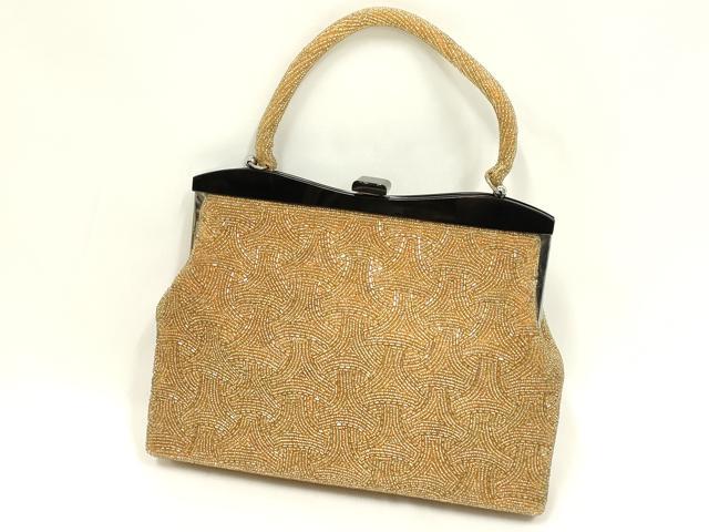 ■■■　サイズ　■■■ 【バッグ】 横　　　27cm 縦　　　20cm　取っ手込み　34.5cm 奥行き　6cm ■■■　商品詳細　■■■ 状態は参考画像のように薄い汚れ、シール跡、糸解け、傷がございます。 大変上質な逸品になります。 お安く出品致しますので、是非この機会にいかがでしょうか？ ■■■　注意事項　■■■ ■モニター発色の具合により色合いが異なる場合がございます。 ■寸法は多少の誤差が生じる場合がございますのでご了承ください。 ■縫込みの長さが左右非対称の場合は短い部分を記載しております。 左右非対称であってもご返品・お値引き等の保証は出来かねますので、ご了承の上ご購入をお願い致します。 ■シミ等のチェックには注意を払っておりますが、見落としがある場合もございますし、個人の見解も様々ですので神経質な方のご購入はお控えください。 ■箪笥に入っておりました着物や帯なので畳みシワや匂いがあるものもございます。 ■お休みは基本的に土日祝となりますが、その他臨時でお休みする場合がございますのでご了承ください。 ■商品の発送は平日のみの発送となります。 ■夜間と土曜、日曜日はお問い合わせの回答が遅れる場合がございます。 ■当店では、お直し、紋入れ、お手入れ等は承っておりません。 ■生地の状態（ヤケ、経年劣化等）によってはサイズ直しが出来ない場合がございます。 その点もどうかご了承のうえ、ご購入をお願いいたします。 ■弊社で取り扱う商品は一点ものにつき、時期や在庫状況に応じて金額が変更となる場合がございます。 ■検針は行っておりません。予めご了承いただきますようお願いいたします。 ■【洗える着物】と記載のある商品におきましては、商品お届け後に洗濯を行ってしまってからのご返品にはご対応しかねます。 念の為、専門店でのお手入れをお願いいたします。 ■写真に写っている物が全てになります。それ以外の付属品はございませんのでご了承ください。 ■状態に関する写真につきましては、掲載可能な写真枚数に限りがあるため、各箇所につき1枚参考画像を掲載しております。 ■着物のサイズ目安は下記を参考ください↓ ＜女性着物＞　お端折り次第で＋5cm　−1cmが着用可能サイズ 　例）身丈170cmの場合、身長160cm〜175cm ＜男性着物＞　身丈＋約25cm〜27cm程が適応身長 　例）身丈155cmの場合、身長180〜182cm
