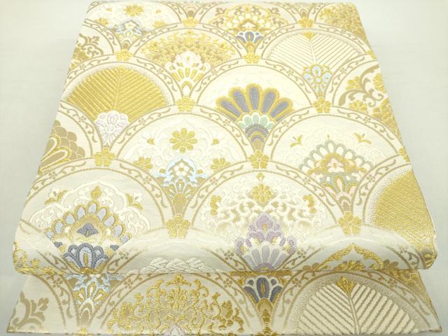 ■■■　サイズ　■■■ 長さ 440cm 幅 30.5cm程 ■■■　商品詳細　■■■ 【正絹】 状態は1.2回程しか締めておらず 特に目立ったシミ汚れなどもなく大変良い状態です。 大変上質な逸品になります。 お安く出品致しますので、是非この機会にいかがでしょうか？ ■■■　注意事項　■■■ ■モニター発色の具合により色合いが異なる場合がございます。 ■寸法は多少の誤差が生じる場合がございますのでご了承ください。 ■縫込みの長さが左右非対称の場合は短い部分を記載しております。 左右非対称であってもご返品・お値引き等の保証は出来かねますので、ご了承の上ご購入をお願い致します。 ■シミ等のチェックには注意を払っておりますが、見落としがある場合もございますし、個人の見解も様々ですので神経質な方のご購入はお控えください。 ■箪笥に入っておりました着物や帯なので畳みシワや匂いがあるものもございます。 ■お休みは基本的に土日祝となりますが、その他臨時でお休みする場合がございますのでご了承ください。 ■商品の発送は平日のみの発送となります。 ■夜間と土曜、日曜日はお問い合わせの回答が遅れる場合がございます。 ■当店では、お直し、紋入れ、お手入れ等は承っておりません。 ■生地の状態（ヤケ、経年劣化等）によってはサイズ直しが出来ない場合がございます。 その点もどうかご了承のうえ、ご購入をお願いいたします。 ■弊社で取り扱う商品は一点ものにつき、時期や在庫状況に応じて金額が変更となる場合がございます。 ■検針は行っておりません。予めご了承いただきますようお願いいたします。 ■【洗える着物】と記載のある商品におきましては、商品お届け後に洗濯を行ってしまってからのご返品にはご対応しかねます。 念の為、専門店でのお手入れをお願いいたします。 ■着物のサイズ目安は下記を参考ください↓ ＜女性着物＞　お端折り次第で＋5cm　−1cmが着用可能サイズ 　例）身丈170cmの場合、身長160cm〜175cm ＜男性着物＞　身丈＋約25cm〜27cm程が適応身長 　例）身丈155cmの場合、身長180〜182cm