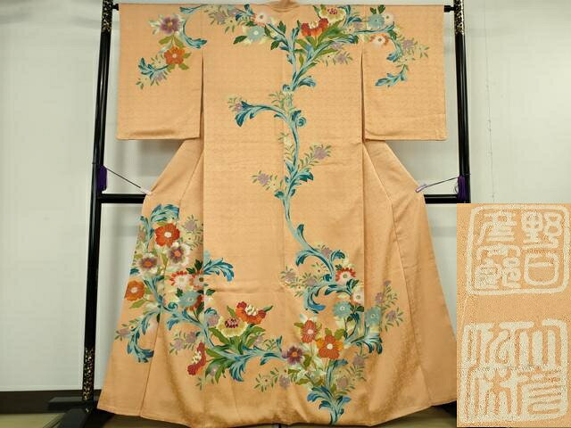 ■■■　サイズ　■■■ 身丈 160.5cm（肩から） 裄丈 65cm 袖丈 56cm　 縫込み 3cm 袖幅 33cm 前幅 25cm 後幅 30.5cm 着物縫いこみ 内揚げ 1.5cm 裄 お袖側 約 3cm　身頃側 約 2.5cm ■■■　商品詳細　■■■ 【正絹】 状態は特に目立ったシミ汚れなどもなく大変良い状態です。 100年以上の歴史を持つ大彦。 芸術的な価値も高い大彦の着物は、 世界中のコレクターや目利きたちに愛されており、 それは昔も今も変わっていません。 職人が丁寧にひとつひとつを作り上げているため、 全てが一点ものとなっています。 元々大彦は、初代野口彦兵衛が呉服業の道に進むことから始まります。 様々な染色技術の研究を行い独自の意匠で、 京友禅に劣らない東京友禅をつくりだしました。 初代の野口彦兵衛に続き、二代目 野口真造、 三代目 野口彦太郎、四代目 野口真太郎と伝統が引き継がれています。 手描き友禅の熟練の技を遺憾なく発揮しつつ、 日本刺繍の精緻さを兼ね備えた大変素晴らしい作品となっています。 大彦の友禅染の特徴として、江戸時代から続く伝統的な技法、 糸目糊で模様の輪郭線を描き、色を挿す江戸友禅の技法が取り入られています。 その江戸友禅に手刺繍を施し、大胆ながらも繊細で豪華であることが特徴的です。 施される刺繍は、繊細さだけではなく技法の種類や、 細部の厚みなどが感じさせるもので、最高峰といわれる所以です。 大変上質な極上の逸品になります。 お安く出品致しますので、是非この機会にいかがでしょうか？ ■■■　注意事項　■■■ ■モニター発色の具合により色合いが異なる場合がございます。 ■寸法は多少の誤差が生じる場合がございますのでご了承ください。 ■縫込みの長さが左右非対称の場合は短い部分を記載しております。 左右非対称であってもご返品・お値引き等の保証は出来かねますので、ご了承の上ご購入をお願い致します。 ■シミ等のチェックには注意を払っておりますが、見落としがある場合もございますし、個人の見解も様々ですので神経質な方のご購入はお控えください。 ■箪笥に入っておりました着物や帯なので畳みシワや匂いがあるものもございます。 ■お休みは基本的に土日祝となりますが、その他臨時でお休みする場合がございますのでご了承ください。 ■商品の発送は平日のみの発送となります。 ■夜間と土曜、日曜日はお問い合わせの回答が遅れる場合がございます。 ■当店では、お直し、紋入れ、お手入れ等は承っておりません。 ■生地の状態（ヤケ、経年劣化等）によってはサイズ直しが出来ない場合がございます。 その点もどうかご了承のうえ、ご購入をお願いいたします。 ■弊社で取り扱う商品は一点ものにつき、時期や在庫状況に応じて金額が変更となる場合がございます。 ■検針は行っておりません。予めご了承いただきますようお願いいたします。 ■【洗える着物】と記載のある商品におきましては、商品お届け後に洗濯を行ってしまってからのご返品にはご対応しかねます。 念の為、専門店でのお手入れをお願いいたします。 ■写真に写っている物が全てになります。 それ以外の付属品はございませんのでご了承ください。 ■着物のサイズ目安は下記を参考ください↓ ＜女性着物＞　お端折り次第で＋5cm　−10cmが着用可能サイズ 　例）身丈170cmの場合、身長160cm〜175cm ＜男性着物＞　身丈＋約25cm〜27cm程が適応身長 　例）身丈155cmの場合、身長180cm〜182cm