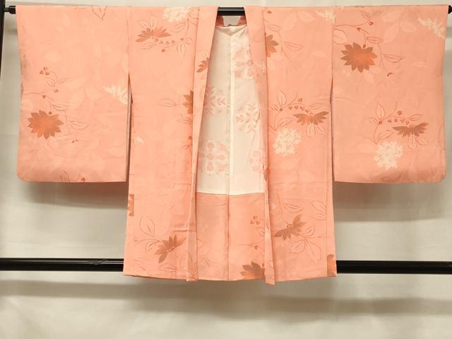 ■■■　サイズ　■■■ 身丈 80cm（肩から） 裄丈 65cm 袖丈 52.5cm　縫込み 4.5cm 袖幅 33.5cm 前幅 17.5cm 後幅 28cm 裄 お袖側 約2cm　身頃側 約2cm ■■■　商品詳細　■■■ 【正絹】 状態は接写画像のように後身頃・右袖前に薄い汚れがございますが その他特に目立ったシミ汚れなどもなく大変良い状態です。 大変上質な逸品になります。 お安く出品致しますので、是非この機会にいかがでしょうか？ ■■■　注意事項　■■■ ■モニター発色の具合により色合いが異なる場合がございます。 ■寸法は多少の誤差が生じる場合がございますのでご了承ください。 ■縫込みの長さが左右非対称の場合は短い部分を記載しております。 左右非対称であってもご返品・お値引き等の保証は出来かねますので、ご了承の上ご購入をお願い致します。 ■シミ等のチェックには注意を払っておりますが、見落としがある場合もございますし、個人の見解も様々ですので神経質な方のご購入はお控えください。 ■箪笥に入っておりました着物や帯なので畳みシワや匂いがあるものもございます。 ■お休みは基本的に土日祝となりますが、その他臨時でお休みする場合がございますのでご了承ください。 ■商品の発送は平日のみの発送となります。 ■夜間と土曜、日曜日はお問い合わせの回答が遅れる場合がございます。 ■当店では、お直し、紋入れ、お手入れ等は承っておりません。 ■生地の状態（ヤケ、経年劣化等）によってはサイズ直しが出来ない場合がございます。 その点もどうかご了承のうえ、ご購入をお願いいたします。 ■弊社で取り扱う商品は一点ものにつき、時期や在庫状況に応じて金額が変更となる場合がございます。 ■検針は行っておりません。予めご了承いただきますようお願いいたします。 ■【洗える着物】と記載のある商品におきましては、商品お届け後に洗濯を行ってしまってからのご返品にはご対応しかねます。 念の為、専門店でのお手入れをお願いいたします。 ■着物のサイズ目安は下記を参考ください↓ ＜女性着物＞　お端折り次第で＋5cm　−1cmが着用可能サイズ 　例）身丈170cmの場合、身長160cm〜175cm ＜男性着物＞　身丈＋約25cm〜27cm程が適応身長 　例）身丈155cmの場合、身長180〜182cm