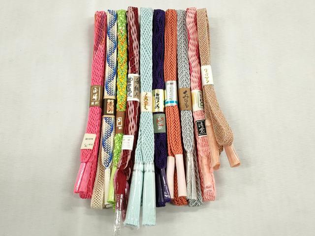 ■■■　商品詳細　■■■ 【未使用】 ※こちらのお品はまとめての出品となりますので、 汚れ・サイズ等の詳細は記載しておりません。 ご理解の上でのご入札をお願い致します。 大変上質な逸品になります。 お安く出品致しますので、是非この機会にいかがでしょうか？ ■■■　注意事項　■■■ ■モニター発色の具合により色合いが異なる場合がございます。 ■寸法は多少の誤差が生じる場合がございますのでご了承ください。 ■縫込みの長さが左右非対称の場合は短い部分を記載しております。 左右非対称であってもご返品・お値引き等の保証は出来かねますので、ご了承の上ご購入をお願い致します。 ■シミ等のチェックには注意を払っておりますが、見落としがある場合もございますし、個人の見解も様々ですので神経質な方のご購入はお控えください。 ■箪笥に入っておりました着物や帯なので畳みシワや匂いがあるものもございます。 ■お休みは基本的に土日祝となりますが、その他臨時でお休みする場合がございますのでご了承ください。 ■商品の発送は平日のみの発送となります。 ■夜間と土曜、日曜日はお問い合わせの回答が遅れる場合がございます。 ■当店では、お直し、紋入れ、お手入れ等は承っておりません。 ■生地の状態（ヤケ、経年劣化等）によってはサイズ直しが出来ない場合がございます。 その点もどうかご了承のうえ、ご購入をお願いいたします。 ■弊社で取り扱う商品は一点ものにつき、時期や在庫状況に応じて金額が変更となる場合がございます。 ■検針は行っておりません。予めご了承いただきますようお願いいたします。 ■【洗える着物】と記載のある商品におきましては、商品お届け後に洗濯を行ってしまってからのご返品にはご対応しかねます。 念の為、専門店でのお手入れをお願いいたします。 ■写真に写っている物が全てになります。それ以外の付属品はございませんのでご了承ください。 ■状態に関する写真につきましては、掲載可能な写真枚数に限りがあるため、各箇所につき1枚参考画像を掲載しております。 ■着物のサイズ目安は下記を参考ください↓ ＜女性着物＞　お端折り次第で＋5cm　－1cmが着用可能サイズ 　例）身丈170cmの場合、身長160cm～175cm ＜男性着物＞　身丈＋約25cm～27cm程が適応身長 　例）身丈155cmの場合、身長180～182cm