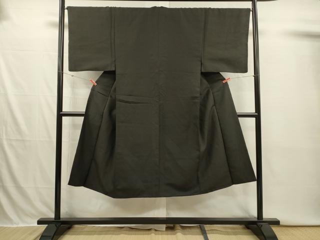 ■■■　サイズ　■■■ 身丈 134.5cm（肩から） 裄丈 66cm 袖丈 47.5cm　縫込み 3.5cm 袖幅 34cm 前幅 24.5cm 後幅 30cm 着物縫いこみ 内揚げ 0cm 裄 お袖側 約2cm　身頃側 約0cm ■■■　商品詳細　■■■ 【正絹】 状態は特に目立ったシミ汚れなどもなく大変良い状態です。 大変上質な逸品になります。 お安く出品致しますので、是非この機会にいかがでしょうか？ ■■■　注意事項　■■■ ■モニター発色の具合により色合いが異なる場合がございます。 ■寸法は多少の誤差が生じる場合がございますのでご了承ください。 ■縫込みの長さが左右非対称の場合は短い部分を記載しております。 左右非対称であってもご返品・お値引き等の保証は出来かねますので、ご了承の上ご購入をお願い致します。 ■シミ等のチェックには注意を払っておりますが、見落としがある場合もございますし、個人の見解も様々ですので神経質な方のご購入はお控えください。 ■箪笥に入っておりました着物や帯なので畳みシワや匂いがあるものもございます。 ■お休みは基本的に土日祝となりますが、その他臨時でお休みする場合がございますのでご了承ください。 ■商品の発送は平日のみの発送となります。 ■夜間と土曜、日曜日はお問い合わせの回答が遅れる場合がございます。 ■当店では、お直し、紋入れ、お手入れ等は承っておりません。 ■生地の状態（ヤケ、経年劣化等）によってはサイズ直しが出来ない場合がございます。 その点もどうかご了承のうえ、ご購入をお願いいたします。 ■弊社で取り扱う商品は一点ものにつき、時期や在庫状況に応じて金額が変更となる場合がございます。 ■検針は行っておりません。予めご了承いただきますようお願いいたします。 ■【洗える着物】と記載のある商品におきましては、商品お届け後に洗濯を行ってしまってからのご返品にはご対応しかねます。 念の為、専門店でのお手入れをお願いいたします。 ■写真に写っている物が全てになります。それ以外の付属品はございませんのでご了承ください。 ■状態に関する写真につきましては、掲載可能な写真枚数に限りがあるため、各箇所につき1枚参考画像を掲載しております。 ■着物のサイズ目安は下記を参考ください↓ ＜女性着物＞　お端折り次第で＋5cm　−1cmが着用可能サイズ 　例）身丈170cmの場合、身長160cm〜175cm ＜男性着物＞　身丈＋約25cm〜27cm程が適応身長 　例）身丈155cmの場合、身長180〜182cm