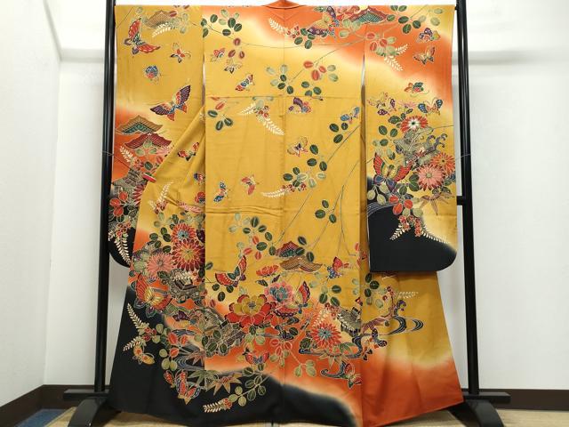 ■■■　サイズ　■■■ 身丈 161.5cm（肩から） 裄丈 67cm 袖丈 105cm　縫込み 8.5cm 袖幅 35cm 前幅 24cm 後幅 30cm 着物縫いこみ 内揚げ 8cm 裄 お袖側 約3cm　身頃側 約5cm ■■■　商品詳細　■■■ 【正絹】 状態は特に目立ったシミ汚れなどもなく大変良い状態です。 大変上質な逸品になります。 お安く出品致しますので、是非この機会にいかがでしょうか？ ■■■　注意事項　■■■ ■モニター発色の具合により色合いが異なる場合がございます。 ■寸法は多少の誤差が生じる場合がございますのでご了承ください。 ■シミ等のチェックには注意を払っておりますが、見落としがある場合もございますし、個人の見解も様々ですので神経質な方のご購入はお控えください。 ■箪笥に入っておりました着物や帯なので畳みシワや匂いがあるものもございます。 ■お休みは基本的に土日祝となりますが、その他臨時でお休みする場合がございますのでご了承ください。 ■商品の発送は平日のみの発送となります。 ■夜間と土曜、日曜日はお問い合わせの回答が遅れる場合がございます。 ■当店では、お直し、紋入れ、お手入れ等は承っておりません。 ■生地の状態（ヤケ、経年劣化等）によってはサイズ直しが出来ない場合がございます。 その点もどうかご了承のうえ、ご購入をお願いいたします。 ■着物のサイズ目安は下記を参考ください↓ ＜女性着物＞　身長-10cm+5cmが着用可能サイズ(お端折り次第) 　例）身長160cmの方→着物身丈150cm〜165cm ＜男性着物＞　身長-27cm ±5cmが着用可能サイズ 　例）身長170cmの方→着物身丈138cm〜148cm