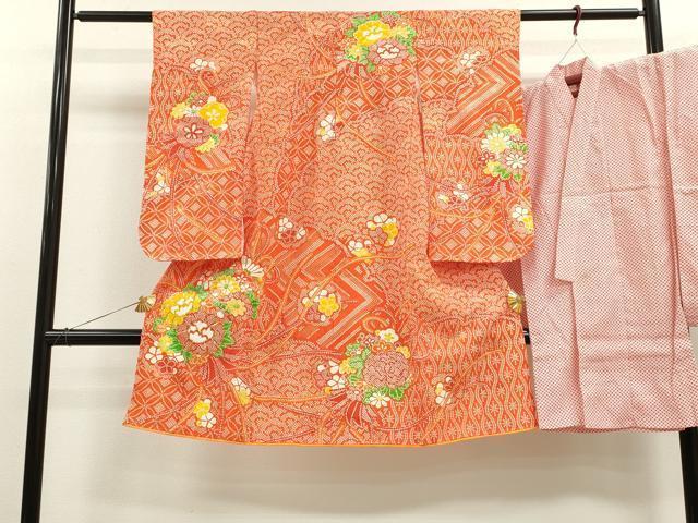 ■■■　サイズ　■■■ 【祝着】 身丈 102cm（肩から） 裄丈 44cm（肩上げ　0cm） 袖丈 61.5cm　縫込み 2.5cm 袖幅 24.5cm 前幅 15cm 後幅 19.5cm 着物縫いこみ 内揚げ 0cm （腰上げ　0cm） 裄 お袖側 約1cm　身頃側 約0.5cm 【長襦袢】 身丈 81cm（肩から） 裄丈 42cm（肩上げ　0cm） 袖丈 62cm　縫込み 1.5cm 袖幅 24cm 前幅 15.5cm 後幅 19cm 着物縫いこみ 内揚げ 0cm （腰上げ　0cm） 裄 お袖側 約1.5cm　身頃側 約0cm ■■■　商品詳細　■■■ 着物【化繊】の状態は接写画像のように左袖・胴裏所々・紐に薄い汚れがございますが その他特に目立ったシミ汚れなどもなく大変良い状態です。 長襦袢【化繊・単衣】の状態は接写画像のように両袖前・後身頃に薄い汚れがございますが その他特に目立ったシミ汚れなどもなく大変良い状態です。 お安く出品致しますので、是非この機会にいかがでしょうか？ ■■■　注意事項　■■■ ■モニター発色の具合により色合いが異なる場合がございます。 ■寸法は多少の誤差が生じる場合がございますのでご了承ください。 ■縫込みの長さが左右非対称の場合は短い部分を記載しております。 左右非対称であってもご返品・お値引き等の保証は出来かねますので、ご了承の上ご購入をお願い致します。 ■シミ等のチェックには注意を払っておりますが、見落としがある場合もございますし、個人の見解も様々ですので神経質な方のご購入はお控えください。 ■箪笥に入っておりました着物や帯なので畳みシワや匂いがあるものもございます。 ■お休みは基本的に土日祝となりますが、その他臨時でお休みする場合がございますのでご了承ください。 ■商品の発送は平日のみの発送となります。 ■夜間と土曜、日曜日はお問い合わせの回答が遅れる場合がございます。 ■当店では、お直し、紋入れ、お手入れ等は承っておりません。 ■生地の状態（ヤケ、経年劣化等）によってはサイズ直しが出来ない場合がございます。 その点もどうかご了承のうえ、ご購入をお願いいたします。 ■弊社で取り扱う商品は一点ものにつき、時期や在庫状況に応じて金額が変更となる場合がございます。 ■検針は行っておりません。予めご了承いただきますようお願いいたします。 ■【洗える着物】と記載のある商品におきましては、商品お届け後に洗濯を行ってしまってからのご返品にはご対応しかねます。 念の為、専門店でのお手入れをお願いいたします。 ■着物のサイズ目安は下記を参考ください↓ ＜女性着物＞　お端折り次第で＋5cm　−1cmが着用可能サイズ 　例）身丈170cmの場合、身長160cm〜175cm ＜男性着物＞　身丈＋約25cm〜27cm程が適応身長 　例）身丈155cmの場合、身長180〜182cm