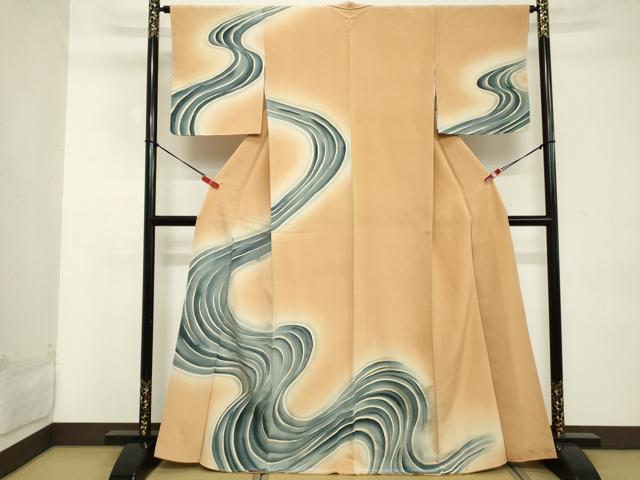 ■■■　サイズ　■■■ 身丈 164cm（肩から） 裄丈 65cm 袖丈 48cm　縫込み 4.5cm 袖幅 33cm 前幅 24cm 後幅 30cm 着物縫いこみ 内揚げ 0cm 裄 お袖側 約2.5cm　身頃側 約2cm ■■■　商品詳細　■■■ 【正絹・一つ紋】 状態は画像を添付しておりますので、そちらをご確認下さいますよう宜しくお願い致します。 大変上質な逸品になりますのでぜひお手入れをさ