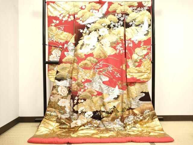 ■■■　サイズ　■■■ 身丈 197cm（肩から） 裄丈 67cm 袖丈 105cm　縫込み 8cm 袖幅 35cm 前幅 29cm 後幅 33cm 着物縫いこみ 内揚げ 0cm 裄 お袖側 約2.5cm　身頃側 約3cm ■■■　商品詳細　■■■ 【正絹】 状態は特に目立ったシミ汚れなどもなく大変良い状態です。 大変上質な逸品になります。 お安く出品致しますので、是非この機会にいかがでしょうか？ ■■■　注意事項　■■■ ■モニター発色の具合により色合いが異なる場合がございます。 ■寸法は多少の誤差が生じる場合がございますのでご了承ください。 ■縫込みの長さが左右非対称の場合は短い部分を記載しております。 左右非対称であってもご返品・お値引き等の保証は出来かねますので、ご了承の上ご購入をお願い致します。 ■シミ等のチェックには注意を払っておりますが、見落としがある場合もございますし、個人の見解も様々ですので神経質な方のご購入はお控えください。 ■箪笥に入っておりました着物や帯なので畳みシワや匂いがあるものもございます。 ■お休みは基本的に土日祝となりますが、その他臨時でお休みする場合がございますのでご了承ください。 ■商品の発送は平日のみの発送となります。 ■夜間と土曜、日曜日はお問い合わせの回答が遅れる場合がございます。 ■当店では、お直し、紋入れ、お手入れ等は承っておりません。 ■生地の状態（ヤケ、経年劣化等）によってはサイズ直しが出来ない場合がございます。 その点もどうかご了承のうえ、ご購入をお願いいたします。 ■弊社で取り扱う商品は一点ものにつき、時期や在庫状況に応じて金額が変更となる場合がございます。 ■検針は行っておりません。予めご了承いただきますようお願いいたします。 ■【洗える着物】と記載のある商品におきましては、商品お届け後に洗濯を行ってしまってからのご返品にはご対応しかねます。 念の為、専門店でのお手入れをお願いいたします。 ■写真に写っている物が全てになります。 それ以外の付属品はございませんのでご了承ください。 ■状態に関する写真につきましては、掲載可能な写真枚数に限りがあるため、 各箇所につき1枚参考画像を掲載しております。 ■着物のサイズ目安は下記を参考ください↓ ＜女性着物＞　お端折り次第で＋5cm　−10cmが着用可能サイズ 　例）身丈170cmの場合、身長160cm〜175cm ＜男性着物＞　身丈＋約25cm〜27cm程が適応身長 　例）身丈155cmの場合、身長180cm〜182cm