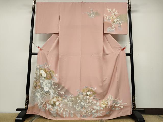 ■■■　サイズ　■■■ 身丈 167cm（肩から） 裄丈 65.5cm 袖丈 49cm　縫込み 6cm 袖幅 34cm 前幅 24.5cm 後幅 30cm 着物縫いこみ 内揚げ 3cm 裄 お袖側 約2cm　身頃側 約3cm ■■■　商品詳細　■■■ 【正絹】 状態は接写画像のように衿山・両袖口に薄い汚れがございますが その他特に目立ったシミ汚れなどもなく大変良い状態です。 大変上質な逸品になります。 お安く出品致しますので、是非この機会にいかがでしょうか？ ■■■　注意事項　■■■ ■モニター発色の具合により色合いが異なる場合がございます。 ■寸法は多少の誤差が生じる場合がございますのでご了承ください。 ■シミ等のチェックには注意を払っておりますが、見落としがある場合もございますし、個人の見解も様々ですので神経質な方のご購入はお控えください。 ■箪笥に入っておりました着物や帯なので畳みシワや匂いがあるものもございます。 ■お休みは基本的に土日祝となりますが、その他臨時でお休みする場合がございますのでご了承ください。 ■商品の発送は平日のみの発送となります。 ■夜間と土曜、日曜日はお問い合わせの回答が遅れる場合がございます。 ■当店では、お直し、紋入れ、お手入れ等は承っておりません。 ■生地の状態（ヤケ、経年劣化等）によってはサイズ直しが出来ない場合がございます。 その点もどうかご了承のうえ、ご購入をお願いいたします。 ■着物のサイズ目安は下記を参考ください↓ ＜女性着物＞　身長-10cm+5cmが着用可能サイズ(お端折り次第) 　例）身長160cmの方→着物身丈150cm〜165cm ＜男性着物＞　身長-27cm ±5cmが着用可能サイズ 　例）身長170cmの方→着物身丈138cm〜148cm