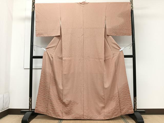 ■■■　サイズ　■■■ 身丈 162cm（肩から） 裄丈 68cm 袖丈 48.5cm　縫込み 4cm 袖幅 35.5cm 前幅 22.5cm 後幅 28cm 着物縫いこみ 内揚げ 4cm 裄 お袖側 約0cm　身頃側 約1cm ■■■　商品詳細　■■■ 【正絹・未使用】 状態は特に目立ったシミ汚れなどもなく大変良い状態です。 大変上質な逸品になります。 お安く出品致しますので、是非この機会にいかがでしょうか？ ■■■　注意事項　■■■ ■モニター発色の具合により色合いが異なる場合がございます。 ■寸法は多少の誤差が生じる場合がございますのでご了承ください。 ■縫込みの長さが左右非対称の場合は短い部分を記載しております。 左右非対称であってもご返品・お値引き等の保証は出来かねますので、ご了承の上ご購入をお願い致します。 ■シミ等のチェックには注意を払っておりますが、見落としがある場合もございますし、個人の見解も様々ですので神経質な方のご購入はお控えください。 ■箪笥に入っておりました着物や帯なので畳みシワや匂いがあるものもございます。 ■お休みは基本的に土日祝となりますが、その他臨時でお休みする場合がございますのでご了承ください。 ■商品の発送は平日のみの発送となります。 ■夜間と土曜、日曜日はお問い合わせの回答が遅れる場合がございます。 ■当店では、お直し、紋入れ、お手入れ等は承っておりません。 ■生地の状態（ヤケ、経年劣化等）によってはサイズ直しが出来ない場合がございます。 その点もどうかご了承のうえ、ご購入をお願いいたします。 ■弊社で取り扱う商品は一点ものにつき、時期や在庫状況に応じて金額が変更となる場合がございます。 ■検針は行っておりません。予めご了承いただきますようお願いいたします。 ■【洗える着物】と記載のある商品におきましては、商品お届け後に洗濯を行ってしまってからのご返品にはご対応しかねます。 念の為、専門店でのお手入れをお願いいたします。 ■着物のサイズ目安は下記を参考ください↓ ＜女性着物＞　お端折り次第で＋5cm　−1cmが着用可能サイズ 　例）身丈170cmの場合、身長160cm〜175cm ＜男性着物＞　身丈＋約25cm〜27cm程が適応身長 　例）身丈155cmの場合、身長180〜182cm