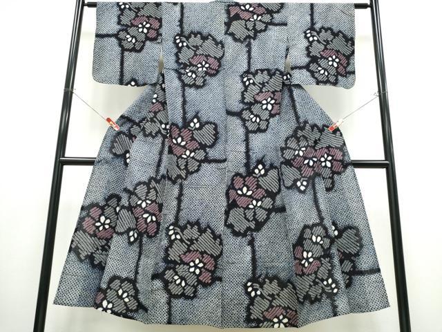 ■■■　サイズ　■■■ 身丈 146cm（肩から） 裄丈 62cm 袖丈 44cm　縫込み 3.5cm 袖幅 32cm 前幅 23.5cm 後幅 29.5cm 着物縫いこみ 内揚げ 0cm 裄 お袖側 約2.5cm　身頃側 約3cm ■■■　商品詳細　■■■ 【綿】 状態は接写画像のように表地所々にシミ・ヤケ、衿裏・肩当て・居敷当てに薄いシミがございます。 人気の高い“有松鳴海絞り”の浴衣でございます。 “鳴海絞り”ならではの表情を生み出す立体感と 淡いぼかしで息を吹き込まれ、 今にも動き出しそうな迫力を放っております。 夏祭りや花火大会、これから増えるイベントに連れ立って、 より夏をお楽しみ下さいませ。 大変上質な逸品になりますのでぜひお手入れをされてお召しになられてはいかがでしょうか。 お安く出品致しますので、是非この機会にいかがでしょうか？ ■■■　注意事項　■■■ ■モニター発色の具合により色合いが異なる場合がございます。 ■寸法は多少の誤差が生じる場合がございますのでご了承ください。 ■縫込みの長さが左右非対称の場合は短い部分を記載しております。 左右非対称であってもご返品・お値引き等の保証は出来かねますので、ご了承の上ご購入をお願い致します。 ■シミ等のチェックには注意を払っておりますが、見落としがある場合もございますし、個人の見解も様々ですので神経質な方のご購入はお控えください。 ■箪笥に入っておりました着物や帯なので畳みシワや匂いがあるものもございます。 ■お休みは基本的に土日祝となりますが、その他臨時でお休みする場合がございますのでご了承ください。 ■商品の発送は平日のみの発送となります。 ■夜間と土曜、日曜日はお問い合わせの回答が遅れる場合がございます。 ■当店では、お直し、紋入れ、お手入れ等は承っておりません。 ■生地の状態（ヤケ、経年劣化等）によってはサイズ直しが出来ない場合がございます。 その点もどうかご了承のうえ、ご購入をお願いいたします。 ■弊社で取り扱う商品は一点ものにつき、時期や在庫状況に応じて金額が変更となる場合がございます。 ■検針は行っておりません。予めご了承いただきますようお願いいたします。 ■【洗える着物】と記載のある商品におきましては、商品お届け後に洗濯を行ってしまってからのご返品にはご対応しかねます。 念の為、専門店でのお手入れをお願いいたします。 ■着物のサイズ目安は下記を参考ください↓ ＜女性着物＞　お端折り次第で＋5cm　−1cmが着用可能サイズ 　例）身丈170cmの場合、身長160cm〜175cm ＜男性着物＞　身丈＋約25cm〜27cm程が適応身長 　例）身丈155cmの場合、身長180〜182cm