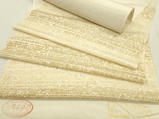 ■■■　サイズ　■■■ 長さ　　着尺分あり 幅　　　約38cm ■■■　商品詳細　■■■ 【正絹・未使用】 状態は参考画像のように、反端に薄い汚れがございますが その他特に目立ったシミ汚れなどもなく大変良い状態です。 大変上質な逸品になります。 お安く出品致しますので、是非この機会にいかがでしょうか？ ■■■　注意事項　■■■ ■モニター発色の具合により色合いが異なる場合がございます。 ■寸法は多少の誤差が生じる場合がございますのでご了承ください。 ■縫込みの長さが左右非対称の場合は短い部分を記載しております。 左右非対称であってもご返品・お値引き等の保証は出来かねますので、ご了承の上ご購入をお願い致します。 ■シミ等のチェックには注意を払っておりますが、見落としがある場合もございますし、個人の見解も様々ですので神経質な方のご購入はお控えください。 ■箪笥に入っておりました着物や帯なので畳みシワや匂いがあるものもございます。 ■お休みは基本的に土日祝となりますが、その他臨時でお休みする場合がございますのでご了承ください。 ■商品の発送は平日のみの発送となります。 ■夜間と土曜、日曜日はお問い合わせの回答が遅れる場合がございます。 ■当店では、お直し、紋入れ、お手入れ等は承っておりません。 ■生地の状態（ヤケ、経年劣化等）によってはサイズ直しが出来ない場合がございます。 その点もどうかご了承のうえ、ご購入をお願いいたします。 ■弊社で取り扱う商品は一点ものにつき、時期や在庫状況に応じて金額が変更となる場合がございます。 ■検針は行っておりません。予めご了承いただきますようお願いいたします。 ■【洗える着物】と記載のある商品におきましては、商品お届け後に洗濯を行ってしまってからのご返品にはご対応しかねます。 念の為、専門店でのお手入れをお願いいたします。 ■写真に写っている物が全てになります。それ以外の付属品はございませんのでご了承ください。 ■状態に関する写真につきましては、掲載可能な写真枚数に限りがあるため、各箇所につき1枚参考画像を掲載しております。 ■着物のサイズ目安は下記を参考ください↓ ＜女性着物＞　お端折り次第で＋5cm　−1cmが着用可能サイズ 　例）身丈170cmの場合、身長160cm〜175cm ＜男性着物＞　身丈＋約25cm〜27cm程が適応身長 　例）身丈155cmの場合、身長180〜182cm