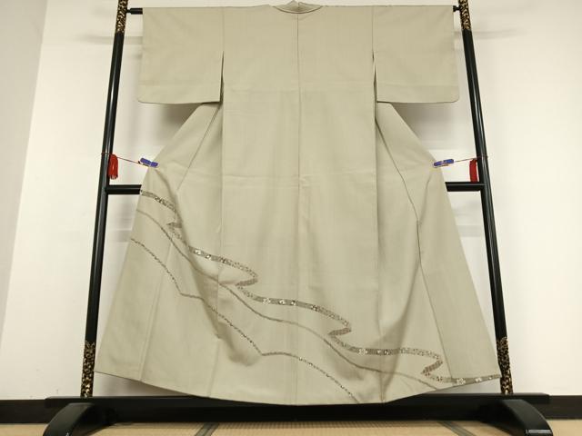 ■■■　サイズ　■■■ 身丈 153.5cm（肩から） 裄丈 63cm 袖丈 45.5cm　縫込み 6cm 袖幅 32cm 前幅 24.5cm 後幅 28cm 着物縫いこみ 内揚げ 6.5cm 裄 お袖側 約1cm　身頃側 約3cm ■■■　商品詳細　■■■ 【正絹】 状態は特に目立ったシミ汚れなどもなく大変良い状態です。 大変上質な逸品になります。 お安く出品致しますので、是非この機会にいかがでしょうか？ ■■■　注意事項　■■■ ■モニター発色の具合により色合いが異なる場合がございます。 ■寸法は多少の誤差が生じる場合がございますのでご了承ください。 ■縫込みの長さが左右非対称の場合は短い部分を記載しております。 左右非対称であってもご返品・お値引き等の保証は出来かねますので、ご了承の上ご購入をお願い致します。 ■シミ等のチェックには注意を払っておりますが、見落としがある場合もございますし、個人の見解も様々ですので神経質な方のご購入はお控えください。 ■箪笥に入っておりました着物や帯なので畳みシワや匂いがあるものもございます。 ■お休みは基本的に土日祝となりますが、その他臨時でお休みする場合がございますのでご了承ください。 ■商品の発送は平日のみの発送となります。 ■夜間と土曜、日曜日はお問い合わせの回答が遅れる場合がございます。 ■当店では、お直し、紋入れ、お手入れ等は承っておりません。 ■生地の状態（ヤケ、経年劣化等）によってはサイズ直しが出来ない場合がございます。 その点もどうかご了承のうえ、ご購入をお願いいたします。 ■弊社で取り扱う商品は一点ものにつき、時期や在庫状況に応じて金額が変更となる場合がございます。 ■検針は行っておりません。予めご了承いただきますようお願いいたします。 ■【洗える着物】と記載のある商品におきましては、商品お届け後に洗濯を行ってしまってからのご返品にはご対応しかねます。 念の為、専門店でのお手入れをお願いいたします。 ■着物のサイズ目安は下記を参考ください↓ ＜女性着物＞　お端折り次第で＋5?　−10?が着用可能サイズ 　例）身丈170?の場合、身長160?〜175? ＜男性着物＞　身丈＋約25?〜27?程が適応身長 　例）身丈155?の場合、身長180〜182?