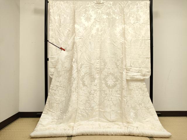 ■■■　サイズ　■■■ 身丈 198cm（肩から） 裄丈 67.5cm 袖丈 105.5cm　縫込み 5.5cm 袖幅 35cm 前幅 29cm 後幅 32cm 着物縫いこみ 内揚げ 0cm 裄 お袖側 約1cm　身頃側 約3cm ■■■　商品詳細　■■■ 【正絹】 状態は接写画像のようにふき綿・下前・下前おくみ・胴裏・上前に薄い汚れがございますが その他特に目立ったシミ汚れなどもなく大変良い状態です。 大変上質な逸品になります。 お安く出品致しますので、是非この機会にいかがでしょうか？ ※若干着用シワがございます。 ■■■　注意事項　■■■ ■モニター発色の具合により色合いが異なる場合がございます。 ■寸法は多少の誤差が生じる場合がございますのでご了承ください。 ■縫込みの長さが左右非対称の場合は短い部分を記載しております。 左右非対称であってもご返品・お値引き等の保証は出来かねますので、ご了承の上ご購入をお願い致します。 ■シミ等のチェックには注意を払っておりますが、見落としがある場合もございますし、個人の見解も様々ですので神経質な方のご購入はお控えください。 ■箪笥に入っておりました着物や帯なので畳みシワや匂いがあるものもございます。 ■お休みは基本的に土日祝となりますが、その他臨時でお休みする場合がございますのでご了承ください。 ■商品の発送は平日のみの発送となります。 ■夜間と土曜、日曜日はお問い合わせの回答が遅れる場合がございます。 ■当店では、お直し、紋入れ、お手入れ等は承っておりません。 ■生地の状態（ヤケ、経年劣化等）によってはサイズ直しが出来ない場合がございます。 その点もどうかご了承のうえ、ご購入をお願いいたします。 ■弊社で取り扱う商品は一点ものにつき、時期や在庫状況に応じて金額が変更となる場合がございます。 ■検針は行っておりません。予めご了承いただきますようお願いいたします。 ■【洗える着物】と記載のある商品におきましては、商品お届け後に洗濯を行ってしまってからのご返品にはご対応しかねます。 念の為、専門店でのお手入れをお願いいたします。 ■写真に写っている物が全てになります。 それ以外の付属品はございませんのでご了承ください。 ■状態に関する写真につきましては、掲載可能な写真枚数に限りがあるため、 各箇所につき1枚参考画像を掲載しております。 ■着物のサイズ目安は下記を参考ください↓ ＜女性着物＞　お端折り次第で＋5cm　−10cmが着用可能サイズ 　例）身丈170cmの場合、身長160cm〜175cm ＜男性着物＞　身丈＋約25cm〜27cm程が適応身長 　例）身丈155cmの場合、身長180cm〜182cm