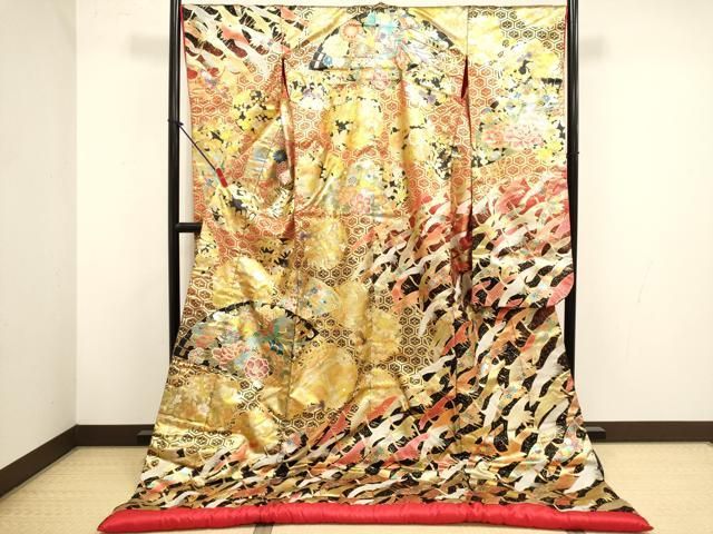 ■■■　サイズ　■■■ 身丈 199cm（肩から） 裄丈 68cm 袖丈 106cm　縫込み 7.5cm 袖幅 35cm 前幅 27cm 後幅 37cm 着物縫いこみ 内揚げ 0cm 裄 お袖側 約1.5cm　身頃側 約4cm ■■■　商品詳細　■■■ 【正絹】 状態は接写画像のように表地所々・両袖前後・胴裏・衿山・衿に薄い汚れがございます。 大変上質な逸品になりますのでぜひお手入れをされてお召しになられてはいかがでしょうか。 お安く出品致しますので、是非この機会にいかがでしょうか？ ■■■　注意事項　■■■ ■モニター発色の具合により色合いが異なる場合がございます。 ■寸法は多少の誤差が生じる場合がございますのでご了承ください。 ■縫込みの長さが左右非対称の場合は短い部分を記載しております。 左右非対称であってもご返品・お値引き等の保証は出来かねますので、ご了承の上ご購入をお願い致します。 ■シミ等のチェックには注意を払っておりますが、見落としがある場合もございますし、個人の見解も様々ですので神経質な方のご購入はお控えください。 ■箪笥に入っておりました着物や帯なので畳みシワや匂いがあるものもございます。 ■お休みは基本的に土日祝となりますが、その他臨時でお休みする場合がございますのでご了承ください。 ■商品の発送は平日のみの発送となります。 ■夜間と土曜、日曜日はお問い合わせの回答が遅れる場合がございます。 ■当店では、お直し、紋入れ、お手入れ等は承っておりません。 ■生地の状態（ヤケ、経年劣化等）によってはサイズ直しが出来ない場合がございます。 その点もどうかご了承のうえ、ご購入をお願いいたします。 ■弊社で取り扱う商品は一点ものにつき、時期や在庫状況に応じて金額が変更となる場合がございます。 ■検針は行っておりません。予めご了承いただきますようお願いいたします。 ■【洗える着物】と記載のある商品におきましては、商品お届け後に洗濯を行ってしまってからのご返品にはご対応しかねます。 念の為、専門店でのお手入れをお願いいたします。 ■写真に写っている物が全てになります。 それ以外の付属品はございませんのでご了承ください。 ■状態に関する写真につきましては、掲載可能な写真枚数に限りがあるため、 各箇所につき1枚参考画像を掲載しております。 ■着物のサイズ目安は下記を参考ください↓ ＜女性着物＞　お端折り次第で＋5cm　−10cmが着用可能サイズ 　例）身丈170cmの場合、身長160cm〜175cm ＜男性着物＞　身丈＋約25cm〜27cm程が適応身長 　例）身丈155cmの場合、身長180cm〜182cm
