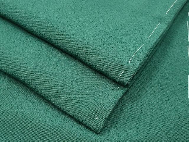 ■■■　サイズ　■■■ 身丈 162.5cm（肩から） 裄丈 65.5cm 袖丈 48cm　縫込み 3cm 袖幅 33.5cm 前幅 23cm 後幅 28.5cm 着物縫いこみ 内揚げ 5cm 裄 お袖側 約2cm　身頃側 約3cm ■■■　商品詳細　■■■ 【正絹・一つ紋・未使用】 状態は接写画像のように衿裏・胴裏に薄い汚れがございますが その他表地は特に目立ったシミ汚れなどもなく大変良い状態です。 大変上質な逸品になります。 お安く出品致しますので、是非この機会にいかがでしょうか？ ■■■　注意事項　■■■ ■モニター発色の具合により色合いが異なる場合がございます。 ■寸法は多少の誤差が生じる場合がございますのでご了承ください。 ■縫込みの長さが左右非対称の場合は短い部分を記載しております。 左右非対称であってもご返品・お値引き等の保証は出来かねますので、ご了承の上ご購入をお願い致します。 ■シミ等のチェックには注意を払っておりますが、見落としがある場合もございますし、個人の見解も様々ですので神経質な方のご購入はお控えください。 ■箪笥に入っておりました着物や帯なので畳みシワや匂いがあるものもございます。 ■お休みは基本的に土日祝となりますが、その他臨時でお休みする場合がございますのでご了承ください。 ■商品の発送は平日のみの発送となります。 ■夜間と土曜、日曜日はお問い合わせの回答が遅れる場合がございます。 ■当店では、お直し、紋入れ、お手入れ等は承っておりません。 ■生地の状態（ヤケ、経年劣化等）によってはサイズ直しが出来ない場合がございます。 その点もどうかご了承のうえ、ご購入をお願いいたします。 ■弊社で取り扱う商品は一点ものにつき、時期や在庫状況に応じて金額が変更となる場合がございます。 ■検針は行っておりません。予めご了承いただきますようお願いいたします。 ■【洗える着物】と記載のある商品におきましては、商品お届け後に洗濯を行ってしまってからのご返品にはご対応しかねます。 念の為、専門店でのお手入れをお願いいたします。 ■写真に写っている物が全てになります。それ以外の付属品はございませんのでご了承ください。 ■状態に関する写真につきましては、掲載可能な写真枚数に限りがあるため、各箇所につき1枚参考画像を掲載しております。 ■着物のサイズ目安は下記を参考ください↓ ＜女性着物＞　お端折り次第で＋5cm　−1cmが着用可能サイズ 　例）身丈170cmの場合、身長160cm〜175cm ＜男性着物＞　身丈＋約25cm〜27cm程が適応身長 　例）身丈155cmの場合、身長180〜182cm