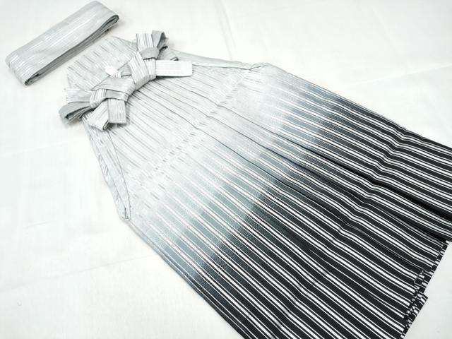 ■■■　サイズ　■■■ 【袴】 紐下　約　59.5cm 【帯】 長さ 270cm　幅 7cm程 ■■■　商品詳細　■■■ 袴・帯【交織】のいずれも 状態は特に目立ったシミ汚れなどもなく大変良い状態です。 お安く出品致しますので、是非この機会にいかがでしょうか？ ■■■　注意事項　■■■ ■モニター発色の具合により色合いが異なる場合がございます。 ■寸法は多少の誤差が生じる場合がございますのでご了承ください。 ■縫込みの長さが左右非対称の場合は短い部分を記載しております。 左右非対称であってもご返品・お値引き等の保証は出来かねますので、ご了承の上ご購入をお願い致します。 ■シミ等のチェックには注意を払っておりますが、見落としがある場合もございますし、個人の見解も様々ですので神経質な方のご購入はお控えください。 ■箪笥に入っておりました着物や帯なので畳みシワや匂いがあるものもございます。 ■お休みは基本的に土日祝となりますが、その他臨時でお休みする場合がございますのでご了承ください。 ■商品の発送は平日のみの発送となります。 ■夜間と土曜、日曜日はお問い合わせの回答が遅れる場合がございます。 ■当店では、お直し、紋入れ、お手入れ等は承っておりません。 ■生地の状態（ヤケ、経年劣化等）によってはサイズ直しが出来ない場合がございます。 その点もどうかご了承のうえ、ご購入をお願いいたします。 ■弊社で取り扱う商品は一点ものにつき、時期や在庫状況に応じて金額が変更となる場合がございます。 ■検針は行っておりません。予めご了承いただきますようお願いいたします。 ■【洗える着物】と記載のある商品におきましては、商品お届け後に洗濯を行ってしまってからのご返品にはご対応しかねます。 念の為、専門店でのお手入れをお願いいたします。 ■写真に写っている物が全てになります。それ以外の付属品はございませんのでご了承ください。 ■状態に関する写真につきましては、掲載可能な写真枚数に限りがあるため、各箇所につき1枚参考画像を掲載しております。 ■着物のサイズ目安は下記を参考ください↓ ＜女性着物＞　お端折り次第で＋5cm　－1cmが着用可能サイズ 　例）身丈170cmの場合、身長160cm～175cm ＜男性着物＞　身丈＋約25cm～27cm程が適応身長 　例）身丈155cmの場合、身長180～182cm