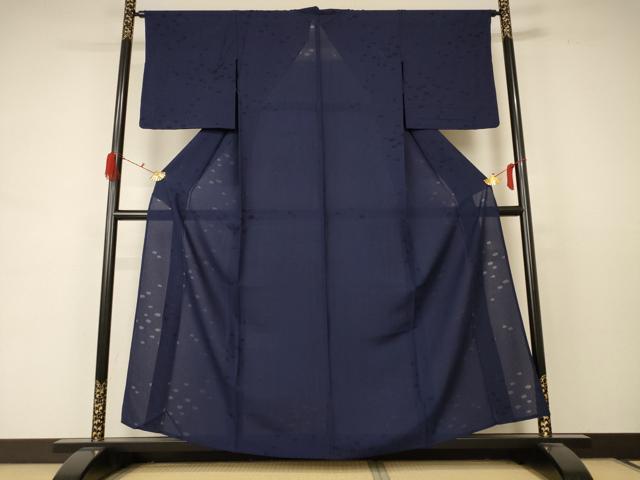 ■■■　サイズ　■■■ 身丈 158cm（肩から） 裄丈 64cm 袖丈 49cm　縫込み 2cm 袖幅 33.5cm 前幅 25cm 後幅 30cm 着物縫いこみ 内揚げ 0cm 裄 お袖側 約1cm　身頃側 約1.5cm ■■■　商品詳細　■■■ 【正絹・紋なし】 状態は特に目立ったシミ汚れなどもなく大変良い状態です。 大変上質な逸品になります。 お安く出品致しますので、是非この機会にいかがでしょうか？ ■■■　注意事項　■■■ ■モニター発色の具合により色合いが異なる場合がございます。 ■寸法は多少の誤差が生じる場合がございますのでご了承ください。 ■縫込みの長さが左右非対称の場合は短い部分を記載しております。 左右非対称であってもご返品・お値引き等の保証は出来かねますので、ご了承の上ご購入をお願い致します。 ■シミ等のチェックには注意を払っておりますが、見落としがある場合もございますし、個人の見解も様々ですので神経質な方のご購入はお控えください。 ■箪笥に入っておりました着物や帯なので畳みシワや匂いがあるものもございます。 ■お休みは基本的に土日祝となりますが、その他臨時でお休みする場合がございますのでご了承ください。 ■商品の発送は平日のみの発送となります。 ■夜間と土曜、日曜日はお問い合わせの回答が遅れる場合がございます。 ■当店では、お直し、紋入れ、お手入れ等は承っておりません。 ■生地の状態（ヤケ、経年劣化等）によってはサイズ直しが出来ない場合がございます。 その点もどうかご了承のうえ、ご購入をお願いいたします。 ■弊社で取り扱う商品は一点ものにつき、時期や在庫状況に応じて金額が変更となる場合がございます。 ■検針は行っておりません。予めご了承いただきますようお願いいたします。 ■【洗える着物】と記載のある商品におきましては、商品お届け後に洗濯を行ってしまってからのご返品にはご対応しかねます。 念の為、専門店でのお手入れをお願いいたします。 ■着物のサイズ目安は下記を参考ください↓ ＜女性着物＞　お端折り次第で＋5cm　−1cmが着用可能サイズ 　例）身丈170cmの場合、身長160cm〜175cm ＜男性着物＞　身丈＋約25cm〜27cm程が適応身長 　例）身丈155cmの場合、身長180〜182cm