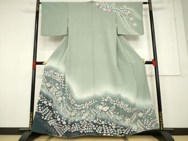 ■■■　サイズ　■■■ 身丈 168.5cm（肩から） 裄丈 63cm 袖丈 45cm　縫込み 4cm 袖幅 33cm 前幅 24cm 後幅 28cm 着物縫いこみ 内揚げ 4cm 裄 お袖側 約2cm　身頃側 約4cm ■■■　商品詳細　■■■ 【正絹】 状態は特に目立ったシミ汚れなどもなく大変良い状態です。 大変上質な逸品になります。 お安く出品致しますので、是非この機会にいかがでしょうか？ ■■■　注意事項　■■■ ■モニター発色の具合により色合いが異なる場合がございます。 ■寸法は多少の誤差が生じる場合がございますのでご了承ください。 ■縫込みの長さが左右非対称の場合は短い部分を記載しております。 左右非対称であってもご返品・お値引き等の保証は出来かねますので、ご了承の上ご購入をお願い致します。 ■シミ等のチェックには注意を払っておりますが、見落としがある場合もございますし、個人の見解も様々ですので神経質な方のご購入はお控えください。 ■箪笥に入っておりました着物や帯なので畳みシワや匂いがあるものもございます。 ■お休みは基本的に土日祝となりますが、その他臨時でお休みする場合がございますのでご了承ください。 ■商品の発送は平日のみの発送となります。 ■夜間と土曜、日曜日はお問い合わせの回答が遅れる場合がございます。 ■当店では、お直し、紋入れ、お手入れ等は承っておりません。 ■生地の状態（ヤケ、経年劣化等）によってはサイズ直しが出来ない場合がございます。 その点もどうかご了承のうえ、ご購入をお願いいたします。 ■弊社で取り扱う商品は一点ものにつき、時期や在庫状況に応じて金額が変更となる場合がございます。 ■検針は行っておりません。予めご了承いただきますようお願いいたします。 ■【洗える着物】と記載のある商品におきましては、商品お届け後に洗濯を行ってしまってからのご返品にはご対応しかねます。 念の為、専門店でのお手入れをお願いいたします。 ■着物のサイズ目安は下記を参考ください↓ ＜女性着物＞　お端折り次第で＋5cm　−1cmが着用可能サイズ 　例）身丈170cmの場合、身長160cm〜175cm ＜男性着物＞　身丈＋約25cm〜27cm程が適応身長 　例）身丈155cmの場合、身長180〜182cm