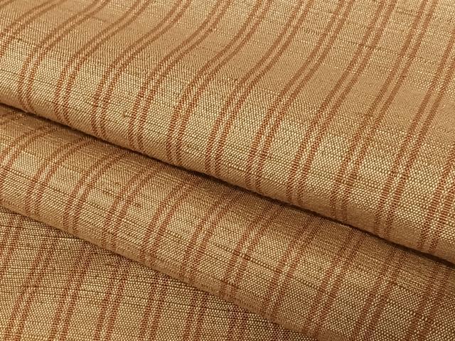 ■■■　サイズ　■■■ 身丈 158cm（肩から） 裄丈 64cm 袖丈 45cm　縫込み 3.5cm 袖幅 33.5cm 前幅 22.5cm 後幅 28.5cm 着物縫いこみ 内揚げ 0cm 裄 お袖側 約3cm　身頃側 約3cm ■■■　商品詳細　■■■ 【正絹】 状態は接写画像のように下前・胴裏・衿裏に薄い汚れがございますが その他特に目立ったシミ汚れなどもなく大変良い状態です。 大変上質な逸品になります。 お安く出品致しますので、是非この機会にいかがでしょうか？ ■■■　注意事項　■■■ ■モニター発色の具合により色合いが異なる場合がございます。 ■寸法は多少の誤差が生じる場合がございますのでご了承ください。 ■シミ等のチェックには注意を払っておりますが、見落としがある場合もございますし、個人の見解も様々ですので神経質な方のご購入はお控えください。 ■箪笥に入っておりました着物や帯なので畳みシワや匂いがあるものもございます。 ■お休みは基本的に土日祝となりますが、その他臨時でお休みする場合がございますのでご了承ください。 ■商品の発送は平日のみの発送となります。 ■夜間と土曜、日曜日はお問い合わせの回答が遅れる場合がございます。 ■当店では、お直し、紋入れ、お手入れ等は承っておりません。 ■生地の状態（ヤケ、経年劣化等）によってはサイズ直しが出来ない場合がございます。 その点もどうかご了承のうえ、ご購入をお願いいたします。 ■着物のサイズ目安は下記を参考ください↓ ＜女性着物＞　身長-10cm+5cmが着用可能サイズ(お端折り次第) 　例）身長160cmの方→着物身丈150cm〜165cm ＜男性着物＞　身長-27cm ±5cmが着用可能サイズ 　例）身長170cmの方→着物身丈138cm〜148cm