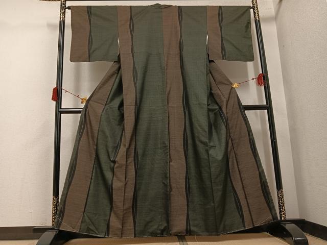 ■■■　サイズ　■■■ 身丈 158.5cm（肩から） 裄丈 65cm 袖丈 44cm　縫込み 5cm 袖幅 32cm 前幅 25cm 後幅 30.5cm 着物縫いこみ 内揚げ 3cm 裄 お袖側 約4cm　身頃側 約3cm ■■■　商品詳細　■■■ 【正絹・未使用】 状態は特に目立ったシミ汚れなどもなく大変良い状態です。 大変上質な逸品になります。 お安く出品致しますので、是非この機会にいかがでしょうか？ ■■■　注意事項　■■■ ■モニター発色の具合により色合いが異なる場合がございます。 ■寸法は多少の誤差が生じる場合がございますのでご了承ください。 ■縫込みの長さが左右非対称の場合は短い部分を記載しております。 左右非対称であってもご返品・お値引き等の保証は出来かねますので、ご了承の上ご購入をお願い致します。 ■シミ等のチェックには注意を払っておりますが、見落としがある場合もございますし、個人の見解も様々ですので神経質な方のご購入はお控えください。 ■箪笥に入っておりました着物や帯なので畳みシワや匂いがあるものもございます。 ■お休みは基本的に土日祝となりますが、その他臨時でお休みする場合がございますのでご了承ください。 ■商品の発送は平日のみの発送となります。 ■夜間と土曜、日曜日はお問い合わせの回答が遅れる場合がございます。 ■当店では、お直し、紋入れ、お手入れ等は承っておりません。 ■生地の状態（ヤケ、経年劣化等）によってはサイズ直しが出来ない場合がございます。 その点もどうかご了承のうえ、ご購入をお願いいたします。 ■弊社で取り扱う商品は一点ものにつき、時期や在庫状況に応じて金額が変更となる場合がございます。 ■検針は行っておりません。予めご了承いただきますようお願いいたします。 ■【洗える着物】と記載のある商品におきましては、商品お届け後に洗濯を行ってしまってからのご返品にはご対応しかねます。 念の為、専門店でのお手入れをお願いいたします。 ■写真に写っている物が全てになります。それ以外の付属品はございませんのでご了承ください。 ■状態に関する写真につきましては、掲載可能な写真枚数に限りがあるため、各箇所につき1枚参考画像を掲載しております。 ■着物のサイズ目安は下記を参考ください↓ ＜女性着物＞　お端折り次第で＋5cm　－1cmが着用可能サイズ 　例）身丈170cmの場合、身長160cm～175cm ＜男性着物＞　身丈＋約25cm～27cm程が適応身長 　例）身丈155cmの場合、身長180～182cm