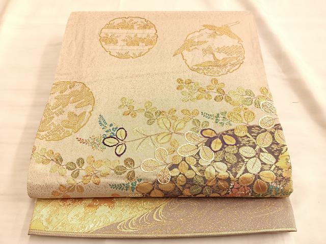 ■■■　サイズ　■■■ 長さ 438cm 幅 31.5cm程 ■■■　商品詳細　■■■ 【正絹・芯なし】 状態は接写画像のように 前柄から柄止まりにかけておれ山の薄い汚れ、手先・裏地に薄い汚れがございますが その他特に目立ったシミ汚れなどもなく大変良い状態です。 大変上質な逸品になります。 お安く出品致しますので、是非この機会にいかがでしょうか？ ■■■　注意事項　■■■ ■モニター発色の具合により色合いが異なる場合がございます。 ■寸法は多少の誤差が生じる場合がございますのでご了承ください。 ■縫込みの長さが左右非対称の場合は短い部分を記載しております。 左右非対称であってもご返品・お値引き等の保証は出来かねますので、ご了承の上ご購入をお願い致します。 ■シミ等のチェックには注意を払っておりますが、見落としがある場合もございますし、個人の見解も様々ですので神経質な方のご購入はお控えください。 ■箪笥に入っておりました着物や帯なので畳みシワや匂いがあるものもございます。 ■お休みは基本的に土日祝となりますが、その他臨時でお休みする場合がございますのでご了承ください。 ■商品の発送は平日のみの発送となります。 ■夜間と土曜、日曜日はお問い合わせの回答が遅れる場合がございます。 ■当店では、お直し、紋入れ、お手入れ等は承っておりません。 ■生地の状態（ヤケ、経年劣化等）によってはサイズ直しが出来ない場合がございます。 その点もどうかご了承のうえ、ご購入をお願いいたします。 ■弊社で取り扱う商品は一点ものにつき、時期や在庫状況に応じて金額が変更となる場合がございます。 ■検針は行っておりません。予めご了承いただきますようお願いいたします。 ■【洗える着物】と記載のある商品におきましては、商品お届け後に洗濯を行ってしまってからのご返品にはご対応しかねます。 念の為、専門店でのお手入れをお願いいたします。 ■着物のサイズ目安は下記を参考ください↓ ＜女性着物＞　お端折り次第で＋5cm　−1cmが着用可能サイズ 　例）身丈170cmの場合、身長160cm〜175cm ＜男性着物＞　身丈＋約25cm〜27cm程が適応身長 　例）身丈155cmの場合、身長180〜182cm