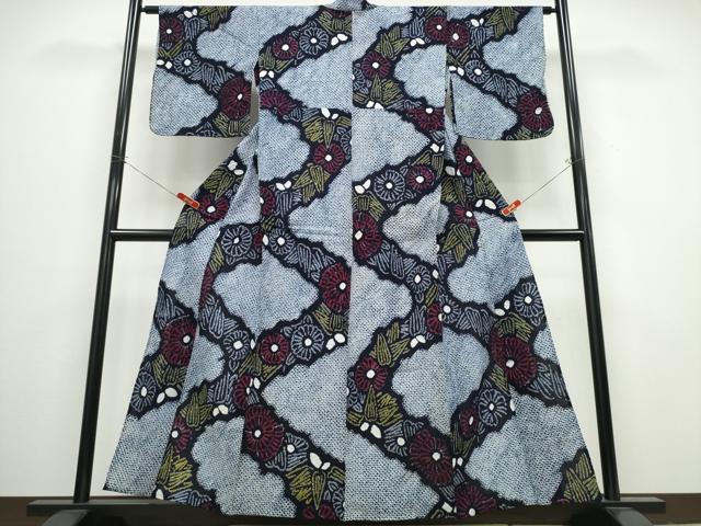 ■■■　サイズ　■■■ 身丈 157.5cm（肩から） 裄丈 65cm 袖丈 47cm　縫込み 2.5cm 袖幅 33.5cm 前幅 23.5cm 後幅 30.5cm 着物縫いこみ 内揚げ 0cm 裄 お袖側 約0cm　身頃側 約0cm ■■■　商品詳細　■■■ 【綿】 状態は接写画像のように表地所々に薄い汚れ・ヤケ、肩当てに薄いシミがございます。 人気の高い“有松鳴海絞り”の浴衣でございます。 “鳴海絞り”ならではの表情を生み出す立体感と 淡いぼかしで息を吹き込まれ、 今にも動き出しそうな迫力を放っております。 夏祭りや花火大会、これから増えるイベントに連れ立って、 より夏をお楽しみ下さいませ。 大変上質な逸品になりますのでぜひお手入れをされてお召しになられてはいかがでしょうか。 お安く出品致しますので、是非この機会にいかがでしょうか？ ■■■　注意事項　■■■ ■モニター発色の具合により色合いが異なる場合がございます。 ■寸法は多少の誤差が生じる場合がございますのでご了承ください。 ■縫込みの長さが左右非対称の場合は短い部分を記載しております。 左右非対称であってもご返品・お値引き等の保証は出来かねますので、ご了承の上ご購入をお願い致します。 ■シミ等のチェックには注意を払っておりますが、見落としがある場合もございますし、個人の見解も様々ですので神経質な方のご購入はお控えください。 ■箪笥に入っておりました着物や帯なので畳みシワや匂いがあるものもございます。 ■お休みは基本的に土日祝となりますが、その他臨時でお休みする場合がございますのでご了承ください。 ■商品の発送は平日のみの発送となります。 ■夜間と土曜、日曜日はお問い合わせの回答が遅れる場合がございます。 ■当店では、お直し、紋入れ、お手入れ等は承っておりません。 ■生地の状態（ヤケ、経年劣化等）によってはサイズ直しが出来ない場合がございます。 その点もどうかご了承のうえ、ご購入をお願いいたします。 ■弊社で取り扱う商品は一点ものにつき、時期や在庫状況に応じて金額が変更となる場合がございます。 ■検針は行っておりません。予めご了承いただきますようお願いいたします。 ■【洗える着物】と記載のある商品におきましては、商品お届け後に洗濯を行ってしまってからのご返品にはご対応しかねます。 念の為、専門店でのお手入れをお願いいたします。 ■着物のサイズ目安は下記を参考ください↓ ＜女性着物＞　お端折り次第で＋5cm　−1cmが着用可能サイズ 　例）身丈170cmの場合、身長160cm〜175cm ＜男性着物＞　身丈＋約25cm〜27cm程が適応身長 　例）身丈155cmの場合、身長180〜182cm