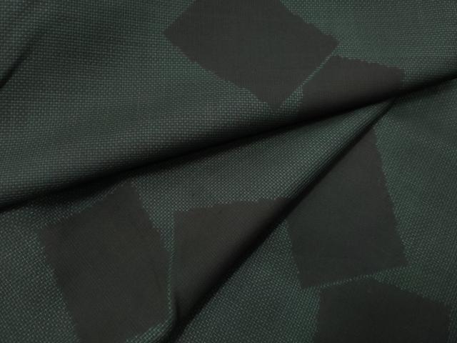 ■■■　サイズ　■■■ 身丈 167cm（肩から） 裄丈 67.5cm 袖丈 48.5cm　縫込み 4cm 袖幅 34cm 前幅 25cm 後幅 29.5cm 着物縫いこみ 内揚げ 0cm 裄 お袖側 約4cm　身頃側 約3cm ■■■　商品詳細　■■■ 【正絹】 状態は特に目立ったシミ汚れなどもなく大変良い状態です。 大変上質な逸品になります。 お安く出品致しますので、是非この機会にいかがでしょうか？※若干着用シワがございます。 ■■■　注意事項　■■■ ■モニター発色の具合により色合いが異なる場合がございます。 ■寸法は多少の誤差が生じる場合がございますのでご了承ください。 ■縫込みの長さが左右非対称の場合は短い部分を記載しております。 左右非対称であってもご返品・お値引き等の保証は出来かねますので、ご了承の上ご購入をお願い致します。 ■シミ等のチェックには注意を払っておりますが、見落としがある場合もございますし、個人の見解も様々ですので神経質な方のご購入はお控えください。 ■箪笥に入っておりました着物や帯なので畳みシワや匂いがあるものもございます。 ■お休みは基本的に土日祝となりますが、その他臨時でお休みする場合がございますのでご了承ください。 ■商品の発送は平日のみの発送となります。 ■夜間と土曜、日曜日はお問い合わせの回答が遅れる場合がございます。 ■当店では、お直し、紋入れ、お手入れ等は承っておりません。 ■生地の状態（ヤケ、経年劣化等）によってはサイズ直しが出来ない場合がございます。 その点もどうかご了承のうえ、ご購入をお願いいたします。 ■弊社で取り扱う商品は一点ものにつき、時期や在庫状況に応じて金額が変更となる場合がございます。 ■検針は行っておりません。予めご了承いただきますようお願いいたします。 ■【洗える着物】と記載のある商品におきましては、商品お届け後に洗濯を行ってしまってからのご返品にはご対応しかねます。 念の為、専門店でのお手入れをお願いいたします。 ■着物のサイズ目安は下記を参考ください↓ ＜女性着物＞　お端折り次第で＋5cm　−1cmが着用可能サイズ 　例）身丈170cmの場合、身長160cm〜175cm ＜男性着物＞　身丈＋約25cm〜27cm程が適応身長 　例）身丈155cmの場合、身長180〜182cm