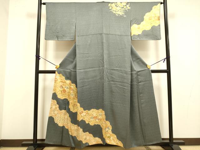 ■■■　サイズ　■■■ 身丈 154cm（肩から） 裄丈 63.5cm 袖丈 44cm　縫込み 5.5cm 袖幅 32.5cm 前幅 25cm 後幅 29.5cm 着物縫いこみ 内揚げ 10.5cm 裄 お袖側 約3cm　身頃側 約4.5cm ■■■　商品詳細　■■■ 【正絹】 状態は画像を添付しておりますので、そちらをご確認下さいますよう宜しくお願い致します。 大変上質な逸品になります。 お安く出品致しますので、是非この機会にいかがでしょうか？ ■■■　注意事項　■■■ ■モニター発色の具合により色合いが異なる場合がございます。 ■寸法は多少の誤差が生じる場合がございますのでご了承ください。 ■縫込みの長さが左右非対称の場合は短い部分を記載しております。 左右非対称であってもご返品・お値引き等の保証は出来かねますので、ご了承の上ご購入をお願い致します。 ■シミ等のチェックには注意を払っておりますが、見落としがある場合もございますし、個人の見解も様々ですので神経質な方のご購入はお控えください。 ■箪笥に入っておりました着物や帯なので畳みシワや匂いがあるものもございます。 ■お休みは基本的に土日祝となりますが、その他臨時でお休みする場合がございますのでご了承ください。 ■商品の発送は平日のみの発送となります。 ■夜間と土曜、日曜日はお問い合わせの回答が遅れる場合がございます。 ■当店では、お直し、紋入れ、お手入れ等は承っておりません。 ■生地の状態（ヤケ、経年劣化等）によってはサイズ直しが出来ない場合がございます。 その点もどうかご了承のうえ、ご購入をお願いいたします。 ■弊社で取り扱う商品は一点ものにつき、時期や在庫状況に応じて金額が変更となる場合がございます。 ■検針は行っておりません。予めご了承いただきますようお願いいたします。 ■【洗える着物】と記載のある商品におきましては、商品お届け後に洗濯を行ってしまってからのご返品にはご対応しかねます。 念の為、専門店でのお手入れをお願いいたします。 ■着物のサイズ目安は下記を参考ください↓ ＜女性着物＞　お端折り次第で＋5cm　−1cmが着用可能サイズ 　例）身丈170cmの場合、身長160cm〜175cm ＜男性着物＞　身丈＋約25cm〜27cm程が適応身長 　例）身丈155cmの場合、身長180〜182cm