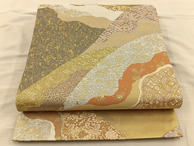 ■■■　サイズ　■■■ 長さ 448cm 幅 30.5cm程 ■■■　商品詳細　■■■ 【正絹】 詳細に関しましては、画像をご確認ください。 大変上質な逸品になります。 お安く出品致しますので、是非この機会にいかがでしょうか？ ■■■　注意事項　■■■ ■モニター発色の具合により色合いが異なる場合がございます。 ■寸法は多少の誤差が生じる場合がございますのでご了承ください。 ■縫込みの長さが左右非対称の場合は短い部分を記載しております。 左右非対称であってもご返品・お値引き等の保証は出来かねますので、ご了承の上ご購入をお願い致します。 ■シミ等のチェックには注意を払っておりますが、見落としがある場合もございますし、個人の見解も様々ですので神経質な方のご購入はお控えください。 ■箪笥に入っておりました着物や帯なので畳みシワや匂いがあるものもございます。 ■お休みは基本的に土日祝となりますが、その他臨時でお休みする場合がございますのでご了承ください。 ■商品の発送は平日のみの発送となります。 ■夜間と土曜、日曜日はお問い合わせの回答が遅れる場合がございます。 ■当店では、お直し、紋入れ、お手入れ等は承っておりません。 ■生地の状態（ヤケ、経年劣化等）によってはサイズ直しが出来ない場合がございます。 その点もどうかご了承のうえ、ご購入をお願いいたします。 ■弊社で取り扱う商品は一点ものにつき、時期や在庫状況に応じて金額が変更となる場合がございます。 ■検針は行っておりません。予めご了承いただきますようお願いいたします。 ■【洗える着物】と記載のある商品におきましては、商品お届け後に洗濯を行ってしまってからのご返品にはご対応しかねます。 念の為、専門店でのお手入れをお願いいたします。 ■着物のサイズ目安は下記を参考ください↓ ＜女性着物＞　お端折り次第で＋5cm　−1cmが着用可能サイズ 　例）身丈170cmの場合、身長160cm〜175cm ＜男性着物＞　身丈＋約25cm〜27cm程が適応身長 　例）身丈155cmの場合、身長180〜182cm