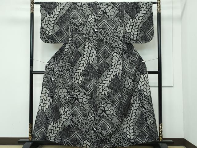 ■■■　サイズ　■■■ 身丈 162.5cm（肩から） 裄丈 66.5cm 袖丈 46.5cm　縫込み 2.5cm 袖幅 34cm 前幅 27cm 後幅 30cm 着物縫いこみ 内揚げ 0cm 裄 お袖側 約 0cm　身頃側 約 1cm ■■■　商品詳細　■■■ 【綿・広衿】 状態は接写画像のように、衿裏・左袖前にシミ、背当てに薄いシミがございますが、 その他特に目立ったシミ汚れなどもなく大変良い状態です。 人気の高い“有松鳴海絞り”の浴衣でございます。 “鳴海絞り”ならではの表情を生み出す立体感と 淡いぼかしで息を吹き込まれ、 今にも動き出しそうな迫力を放っております。 夏祭りや花火大会、これから増えるイベントに連れ立って、 より夏をお楽しみ下さいませ。 大変上質な極上の逸品になります。 お安く出品致しますので、是非この機会にいかがでしょうか？ ■■■　注意事項　■■■ ■モニター発色の具合により色合いが異なる場合がございます。 ■寸法は多少の誤差が生じる場合がございますのでご了承ください。 ■縫込みの長さが左右非対称の場合は短い部分を記載しております。 左右非対称であってもご返品・お値引き等の保証は出来かねますので、ご了承の上ご購入をお願い致します。 ■シミ等のチェックには注意を払っておりますが、見落としがある場合もございますし、個人の見解も様々ですので神経質な方のご購入はお控えください。 ■箪笥に入っておりました着物や帯なので畳みシワや匂いがあるものもございます。 ■お休みは基本的に土日祝となりますが、その他臨時でお休みする場合がございますのでご了承ください。 ■商品の発送は平日のみの発送となります。 ■夜間と土曜、日曜日はお問い合わせの回答が遅れる場合がございます。 ■当店では、お直し、紋入れ、お手入れ等は承っておりません。 ■生地の状態（ヤケ、経年劣化等）によってはサイズ直しが出来ない場合がございます。 その点もどうかご了承のうえ、ご購入をお願いいたします。 ■弊社で取り扱う商品は一点ものにつき、時期や在庫状況に応じて金額が変更となる場合がございます。 ■検針は行っておりません。予めご了承いただきますようお願いいたします。 ■【洗える着物】と記載のある商品におきましては、商品お届け後に洗濯を行ってしまってからのご返品にはご対応しかねます。 念の為、専門店でのお手入れをお願いいたします。 ■着物のサイズ目安は下記を参考ください↓ ＜女性着物＞　お端折り次第で＋5?　−10?が着用可能サイズ 　例）身丈170?の場合、身長160?〜175? ＜男性着物＞　身丈＋約25?〜27?程が適応身長 　例）身丈155?の場合、身長180〜182?