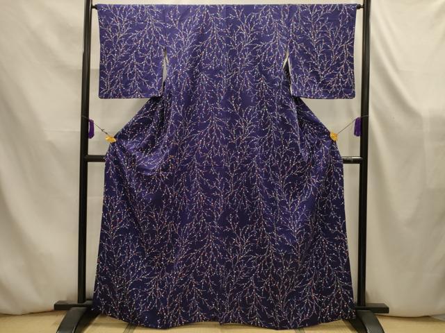 ■■■　サイズ　■■■ 身丈 162cm（肩から） 裄丈 64cm 袖丈 48cm　縫込み 5.5cm 袖幅 32.5cm 前幅 24cm 後幅 29.5cm 着物縫いこみ 内揚げ 3.5cm 裄 お袖側 約1cm　身頃側 約2cm ■■■　商品詳細　■■■ 【正絹】 状態は画像を添付しておりますので、そちらをご確認下さいますよう宜しくお願い致します。 大変上質な逸品になります。 お安く出品致しますので、是非この機会にいかがでしょうか？ ■■■　注意事項　■■■ ■モニター発色の具合により色合いが異なる場合がございます。 ■寸法は多少の誤差が生じる場合がございますのでご了承ください。 ■縫込みの長さが左右非対称の場合は短い部分を記載しております。 左右非対称であってもご返品・お値引き等の保証は出来かねますので、ご了承の上ご購入をお願い致します。 ■シミ等のチェックには注意を払っておりますが、見落としがある場合もございますし、個人の見解も様々ですので神経質な方のご購入はお控えください。 ■箪笥に入っておりました着物や帯なので畳みシワや匂いがあるものもございます。 ■お休みは基本的に土日祝となりますが、その他臨時でお休みする場合がございますのでご了承ください。 ■商品の発送は平日のみの発送となります。 ■夜間と土曜、日曜日はお問い合わせの回答が遅れる場合がございます。 ■当店では、お直し、紋入れ、お手入れ等は承っておりません。 ■生地の状態（ヤケ、経年劣化等）によってはサイズ直しが出来ない場合がございます。 その点もどうかご了承のうえ、ご購入をお願いいたします。 ■弊社で取り扱う商品は一点ものにつき、時期や在庫状況に応じて金額が変更となる場合がございます。 ■検針は行っておりません。予めご了承いただきますようお願いいたします。 ■【洗える着物】と記載のある商品におきましては、商品お届け後に洗濯を行ってしまってからのご返品にはご対応しかねます。 念の為、専門店でのお手入れをお願いいたします。 ■写真に写っている物が全てになります。それ以外の付属品はございませんのでご了承ください。 ■状態に関する写真につきましては、掲載可能な写真枚数に限りがあるため、各箇所につき1枚参考画像を掲載しております。 ■着物のサイズ目安は下記を参考ください↓ ＜女性着物＞　お端折り次第で＋5cm　−1cmが着用可能サイズ 　例）身丈170cmの場合、身長160cm〜175cm ＜男性着物＞　身丈＋約25cm〜27cm程が適応身長 　例）身丈155cmの場合、身長180〜182cm