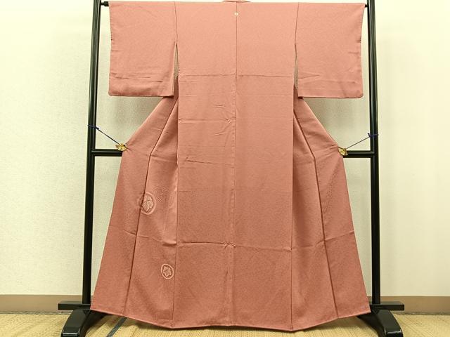 ■■■　サイズ　■■■ 身丈 162.5cm（肩から） 裄丈 65cm 袖丈 50.5cm　縫込み 4cm 袖幅 33.5cm 前幅 24.5cm 後幅 28.5cm 着物縫いこみ 内揚げ 2.5cm 裄 お袖側 約2cm　身頃側 約3cm ■■■　商品詳細　■■■ 【正絹・一つ紋】 状態は画像を添付しておりますので、そちらをご確認下さいますよう宜しくお願い致します。 大変上質な逸品になります。 お安く出品致しますので、是非この機会にいかがでしょうか？ ■■■　注意事項　■■■ ■モニター発色の具合により色合いが異なる場合がございます。 ■寸法は多少の誤差が生じる場合がございますのでご了承ください。 ■縫込みの長さが左右非対称の場合は短い部分を記載しております。 左右非対称であってもご返品・お値引き等の保証は出来かねますので、ご了承の上ご購入をお願い致します。 ■シミ等のチェックには注意を払っておりますが、見落としがある場合もございますし、個人の見解も様々ですので神経質な方のご購入はお控えください。 ■箪笥に入っておりました着物や帯なので畳みシワや匂いがあるものもございます。 ■お休みは基本的に土日祝となりますが、その他臨時でお休みする場合がございますのでご了承ください。 ■商品の発送は平日のみの発送となります。 ■夜間と土曜、日曜日はお問い合わせの回答が遅れる場合がございます。 ■当店では、お直し、紋入れ、お手入れ等は承っておりません。 ■生地の状態（ヤケ、経年劣化等）によってはサイズ直しが出来ない場合がございます。 その点もどうかご了承のうえ、ご購入をお願いいたします。 ■弊社で取り扱う商品は一点ものにつき、時期や在庫状況に応じて金額が変更となる場合がございます。 ■検針は行っておりません。予めご了承いただきますようお願いいたします。 ■【洗える着物】と記載のある商品におきましては、商品お届け後に洗濯を行ってしまってからのご返品にはご対応しかねます。 念の為、専門店でのお手入れをお願いいたします。 ■着物のサイズ目安は下記を参考ください↓ ＜女性着物＞　お端折り次第で＋5cm　−1cmが着用可能サイズ 　例）身丈170cmの場合、身長160cm〜175cm ＜男性着物＞　身丈＋約25cm〜27cm程が適応身長 　例）身丈155cmの場合、身長180〜182cm