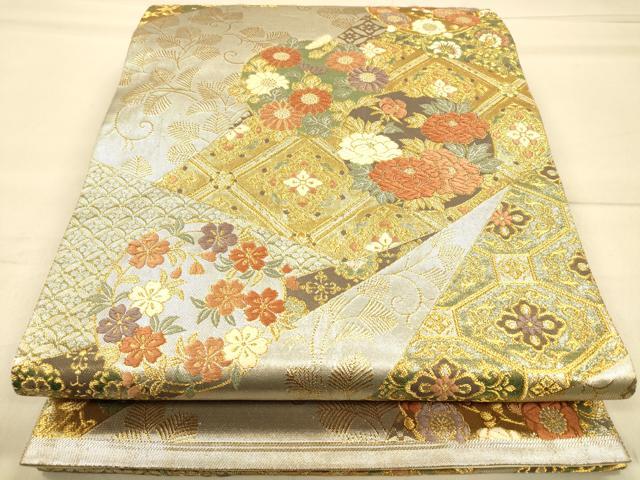 ■■■　サイズ　■■■ 長さ 436cm 幅 31cm程 ■■■　商品詳細　■■■ 【正絹・関西仕立て】 詳細に関しましては、画像をご確認ください。 大変上質な逸品になります。 お安く出品致しますので、是非この機会にいかがでしょうか？ ※汚れ等に関しましては、着用時には見えない部分になるかと思いますのであまり気にならずお召になれるかと思います。 ■■■　注意事項　■■■ ■モニター発色の具合により色合いが異なる場合がございます。 ■寸法は多少の誤差が生じる場合がございますのでご了承ください。 ■縫込みの長さが左右非対称の場合は短い部分を記載しております。 左右非対称であってもご返品・お値引き等の保証は出来かねますので、ご了承の上ご購入をお願い致します。 ■シミ等のチェックには注意を払っておりますが、見落としがある場合もございますし、個人の見解も様々ですので神経質な方のご購入はお控えください。 ■箪笥に入っておりました着物や帯なので畳みシワや匂いがあるものもございます。 ■お休みは基本的に土日祝となりますが、その他臨時でお休みする場合がございますのでご了承ください。 ■商品の発送は平日のみの発送となります。 ■夜間と土曜、日曜日はお問い合わせの回答が遅れる場合がございます。 ■当店では、お直し、紋入れ、お手入れ等は承っておりません。 ■生地の状態（ヤケ、経年劣化等）によってはサイズ直しが出来ない場合がございます。 その点もどうかご了承のうえ、ご購入をお願いいたします。 ■弊社で取り扱う商品は一点ものにつき、時期や在庫状況に応じて金額が変更となる場合がございます。 ■検針は行っておりません。予めご了承いただきますようお願いいたします。 ■【洗える着物】と記載のある商品におきましては、商品お届け後に洗濯を行ってしまってからのご返品にはご対応しかねます。 念の為、専門店でのお手入れをお願いいたします。 ■着物のサイズ目安は下記を参考ください↓ ＜女性着物＞　お端折り次第で＋5cm　−1cmが着用可能サイズ 　例）身丈170cmの場合、身長160cm〜175cm ＜男性着物＞　身丈＋約25cm〜27cm程が適応身長 　例）身丈155cmの場合、身長180〜182cm
