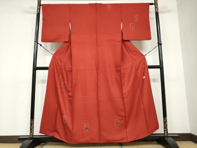 ■■■　サイズ　■■■ 身丈 157.5cm（肩から） 裄丈 64cm 袖丈 49cm　縫込み 4cm 袖幅 32cm 前幅 24cm 後幅 29cm 着物縫いこみ 内揚げ 7cm 裄 お袖側 約3cm　身頃側 約2cm ■■■　商品詳細　■■■ 【正絹】 状態は特に目立ったシミ汚れなどもなく大変良い状態です。 浅井青仁氏は友禅作家の巨匠と呼ばれ、個性的な作品を生み出しています。 油絵、水墨画の習得、更紗研究などを経て染織作家として 数々の入選受賞歴を誇ります。 技法や表現方法も多様化して古典とモダニズムを融合した作風に 人気のある作家です。 大変上質な逸品になります。 お安く出品致しますので、是非この機会にいかがでしょうか？ ■■■　注意事項　■■■ ■モニター発色の具合により色合いが異なる場合がございます。 ■寸法は多少の誤差が生じる場合がございますのでご了承ください。 ■縫込みの長さが左右非対称の場合は短い部分を記載しております。 左右非対称であってもご返品・お値引き等の保証は出来かねますので、ご了承の上ご購入をお願い致します。 ■シミ等のチェックには注意を払っておりますが、見落としがある場合もございますし、個人の見解も様々ですので神経質な方のご購入はお控えください。 ■箪笥に入っておりました着物や帯なので畳みシワや匂いがあるものもございます。 ■お休みは基本的に土日祝となりますが、その他臨時でお休みする場合がございますのでご了承ください。 ■商品の発送は平日のみの発送となります。 ■夜間と土曜、日曜日はお問い合わせの回答が遅れる場合がございます。 ■当店では、お直し、紋入れ、お手入れ等は承っておりません。 ■生地の状態（ヤケ、経年劣化等）によってはサイズ直しが出来ない場合がございます。 その点もどうかご了承のうえ、ご購入をお願いいたします。 ■弊社で取り扱う商品は一点ものにつき、時期や在庫状況に応じて金額が変更となる場合がございます。 ■検針は行っておりません。予めご了承いただきますようお願いいたします。 ■【洗える着物】と記載のある商品におきましては、商品お届け後に洗濯を行ってしまってからのご返品にはご対応しかねます。 念の為、専門店でのお手入れをお願いいたします。 ■着物のサイズ目安は下記を参考ください↓ ＜女性着物＞　お端折り次第で＋5cm　−1cmが着用可能サイズ 　例）身丈170cmの場合、身長160cm〜175cm ＜男性着物＞　身丈＋約25cm〜27cm程が適応身長 　例）身丈155cmの場合、身長180〜182cm