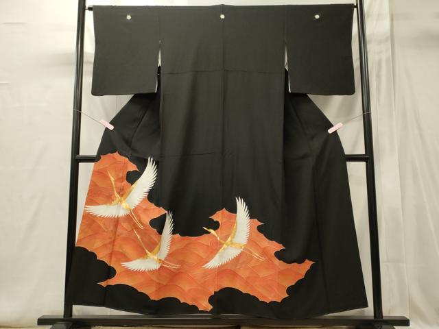 ■■■　サイズ　■■■ 身丈 152.5cm（肩から） 裄丈 65cm 袖丈 47cm　縫込み 5.5cm 袖幅 33cm 前幅 25cm 後幅 30cm 着物縫いこみ 内揚げ 8cm 裄 お袖側 約3.5cm　身頃側 約3cm ■■■　商品詳細　■■■ 【正絹・五つ紋・比翼仕立て】 状態は画像を添付しておりますので、そちらをご確認下さいますよう宜しくお願い致します。 大変上質な逸品になります。 お安く出品致しますので、是非この機会にいかがでしょうか？ ■■■　注意事項　■■■ ■モニター発色の具合により色合いが異なる場合がございます。 ■寸法は多少の誤差が生じる場合がございますのでご了承ください。 ■縫込みの長さが左右非対称の場合は短い部分を記載しております。 左右非対称であってもご返品・お値引き等の保証は出来かねますので、ご了承の上ご購入をお願い致します。 ■シミ等のチェックには注意を払っておりますが、見落としがある場合もございますし、個人の見解も様々ですので神経質な方のご購入はお控えください。 ■箪笥に入っておりました着物や帯なので畳みシワや匂いがあるものもございます。 ■お休みは基本的に土日祝となりますが、その他臨時でお休みする場合がございますのでご了承ください。 ■商品の発送は平日のみの発送となります。 ■夜間と土曜、日曜日はお問い合わせの回答が遅れる場合がございます。 ■当店では、お直し、紋入れ、お手入れ等は承っておりません。 ■生地の状態（ヤケ、経年劣化等）によってはサイズ直しが出来ない場合がございます。 その点もどうかご了承のうえ、ご購入をお願いいたします。 ■弊社で取り扱う商品は一点ものにつき、時期や在庫状況に応じて金額が変更となる場合がございます。 ■検針は行っておりません。予めご了承いただきますようお願いいたします。 ■【洗える着物】と記載のある商品におきましては、商品お届け後に洗濯を行ってしまってからのご返品にはご対応しかねます。 念の為、専門店でのお手入れをお願いいたします。 ■写真に写っている物が全てになります。それ以外の付属品はございませんのでご了承ください。 ■状態に関する写真につきましては、掲載可能な写真枚数に限りがあるため、各箇所につき1枚参考画像を掲載しております。 ■着物のサイズ目安は下記を参考ください↓ ＜女性着物＞　お端折り次第で＋5cm　−1cmが着用可能サイズ 　例）身丈170cmの場合、身長160cm〜175cm ＜男性着物＞　身丈＋約25cm〜27cm程が適応身長 　例）身丈155cmの場合、身長180〜182cm