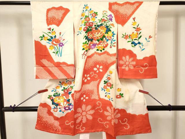 ■■■　サイズ　■■■ 【着物】 身丈 98.5cm（肩から） 裄丈 44.5cm 袖丈 56cm ■■■　商品詳細　■■■ 産着【着物：正絹・襦袢：化繊】の 状態は接写画像のように着物表地所々・裏地・紐部分・ 襦袢表地・裏地・紐部分に薄い汚れがございます。 大変上質な逸品になりますので ぜひお手入れをされてお召しになられてはいかがでしょうか。 お安く出品致しますので、是非この機会にいかがでしょうか？ ■■■　注意事項　■■■ ■モニター発色の具合により色合いが異なる場合がございます。 ■寸法は多少の誤差が生じる場合がございますのでご了承ください。 ■縫込みの長さが左右非対称の場合は短い部分を記載しております。 左右非対称であってもご返品・お値引き等の保証は出来かねますので、ご了承の上ご購入をお願い致します。 ■シミ等のチェックには注意を払っておりますが、見落としがある場合もございますし、個人の見解も様々ですので神経質な方のご購入はお控えください。 ■箪笥に入っておりました着物や帯なので畳みシワや匂いがあるものもございます。 ■お休みは基本的に土日祝となりますが、その他臨時でお休みする場合がございますのでご了承ください。 ■商品の発送は平日のみの発送となります。 ■夜間と土曜、日曜日はお問い合わせの回答が遅れる場合がございます。 ■当店では、お直し、紋入れ、お手入れ等は承っておりません。 ■生地の状態（ヤケ、経年劣化等）によってはサイズ直しが出来ない場合がございます。 その点もどうかご了承のうえ、ご購入をお願いいたします。 ■弊社で取り扱う商品は一点ものにつき、時期や在庫状況に応じて金額が変更となる場合がございます。 ■検針は行っておりません。予めご了承いただきますようお願いいたします。 ■【洗える着物】と記載のある商品におきましては、商品お届け後に洗濯を行ってしまってからのご返品にはご対応しかねます。 念の為、専門店でのお手入れをお願いいたします。 ■着物のサイズ目安は下記を参考ください↓ ＜女性着物＞　お端折り次第で＋5cm　−1cmが着用可能サイズ 　例）身丈170cmの場合、身長160cm〜175cm ＜男性着物＞　身丈＋約25cm〜27cm程が適応身長 　例）身丈155cmの場合、身長180〜182cm