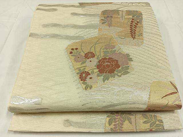 ■■■　サイズ　■■■ 長さ 432cm 幅 31cm程 ■■■　商品詳細　■■■ 【正絹】 状態は接写画像のように 表地所々・裏地に汚れがございます。 大変上質な逸品になります。 お安く出品致しますので、是非この機会にいかがでしょうか？ ■■■　注意事項　■■■ ■モニター発色の具合により色合いが異なる場合がございます。 ■寸法は多少の誤差が生じる場合がございますのでご了承ください。 ■縫込みの長さが左右非対称の場合は短い部分を記載しております。 左右非対称であってもご返品・お値引き等の保証は出来かねますので、ご了承の上ご購入をお願い致します。 ■シミ等のチェックには注意を払っておりますが、見落としがある場合もございますし、個人の見解も様々ですので神経質な方のご購入はお控えください。 ■箪笥に入っておりました着物や帯なので畳みシワや匂いがあるものもございます。 ■お休みは基本的に土日祝となりますが、その他臨時でお休みする場合がございますのでご了承ください。 ■商品の発送は平日のみの発送となります。 ■夜間と土曜、日曜日はお問い合わせの回答が遅れる場合がございます。 ■当店では、お直し、紋入れ、お手入れ等は承っておりません。 ■生地の状態（ヤケ、経年劣化等）によってはサイズ直しが出来ない場合がございます。 その点もどうかご了承のうえ、ご購入をお願いいたします。 ■弊社で取り扱う商品は一点ものにつき、時期や在庫状況に応じて金額が変更となる場合がございます。 ■検針は行っておりません。予めご了承いただきますようお願いいたします。 ■【洗える着物】と記載のある商品におきましては、商品お届け後に洗濯を行ってしまってからのご返品にはご対応しかねます。 念の為、専門店でのお手入れをお願いいたします。 ■着物のサイズ目安は下記を参考ください↓ ＜女性着物＞　お端折り次第で＋5cm　−1cmが着用可能サイズ 　例）身丈170cmの場合、身長160cm〜175cm ＜男性着物＞　身丈＋約25cm〜27cm程が適応身長 　例）身丈155cmの場合、身長180〜182cm