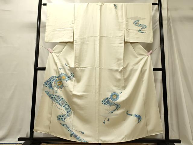 ■■■　サイズ　■■■ 身丈 156cm（肩から） 裄丈 63cm 袖丈 47.5cm　縫込み 3cm 袖幅 33cm 前幅 25cm 後幅 28.5cm 着物縫いこみ 内揚げ 4cm 裄 お袖側 約2cm　身頃側 約2.5cm ■■■　商品詳細　■■■ 【正絹】 状態は画像を添付しておりますので、そちらをご確認下さいますよう宜しくお願い致します。 大変上質な逸品になります。 お安く出品致しますので、是非この機会にいかがでしょうか？ ■■■　注意事項　■■■ ■モニター発色の具合により色合いが異なる場合がございます。 ■寸法は多少の誤差が生じる場合がございますのでご了承ください。 ■縫込みの長さが左右非対称の場合は短い部分を記載しております。 左右非対称であってもご返品・お値引き等の保証は出来かねますので、ご了承の上ご購入をお願い致します。 ■シミ等のチェックには注意を払っておりますが、見落としがある場合もございますし、個人の見解も様々ですので神経質な方のご購入はお控えください。 ■箪笥に入っておりました着物や帯なので畳みシワや匂いがあるものもございます。 ■お休みは基本的に土日祝となりますが、その他臨時でお休みする場合がございますのでご了承ください。 ■商品の発送は平日のみの発送となります。 ■夜間と土曜、日曜日はお問い合わせの回答が遅れる場合がございます。 ■当店では、お直し、紋入れ、お手入れ等は承っておりません。 ■生地の状態（ヤケ、経年劣化等）によってはサイズ直しが出来ない場合がございます。 その点もどうかご了承のうえ、ご購入をお願いいたします。 ■弊社で取り扱う商品は一点ものにつき、時期や在庫状況に応じて金額が変更となる場合がございます。 ■検針は行っておりません。予めご了承いただきますようお願いいたします。 ■【洗える着物】と記載のある商品におきましては、商品お届け後に洗濯を行ってしまってからのご返品にはご対応しかねます。 念の為、専門店でのお手入れをお願いいたします。 ■写真に写っている物が全てになります。それ以外の付属品はございませんのでご了承ください。 ■状態に関する写真につきましては、掲載可能な写真枚数に限りがあるため、各箇所につき1枚参考画像を掲載しております。 ■着物のサイズ目安は下記を参考ください↓ ＜女性着物＞　お端折り次第で＋5cm　−1cmが着用可能サイズ 　例）身丈170cmの場合、身長160cm〜175cm ＜男性着物＞　身丈＋約25cm〜27cm程が適応身長 　例）身丈155cmの場合、身長180〜182cm