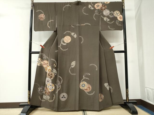 ■■■　サイズ　■■■ 身丈 162cm（肩から） 裄丈 69.5cm 袖丈 46cm　縫込み 5cm 袖幅 34.5cm 前幅 24cm 後幅 31cm 着物縫いこみ 内揚げ 2cm 裄 お袖側 約2cm　身頃側 約4cm ■■■　商品詳細　■■■ 【正絹】 状態は特に目立ったシミ汚れなどもなく大変良い状態です。 大変上質な逸品になります。 お安く出品致しますので、是非この機会にいかがでしょうか？ ■■■　注意事項　■■■ ■モニター発色の具合により色合いが異なる場合がございます。 ■寸法は多少の誤差が生じる場合がございますのでご了承ください。 ■縫込みの長さが左右非対称の場合は短い部分を記載しております。 左右非対称であってもご返品・お値引き等の保証は出来かねますので、ご了承の上ご購入をお願い致します。 ■シミ等のチェックには注意を払っておりますが、見落としがある場合もございますし、個人の見解も様々ですので神経質な方のご購入はお控えください。 ■箪笥に入っておりました着物や帯なので畳みシワや匂いがあるものもございます。 ■お休みは基本的に土日祝となりますが、その他臨時でお休みする場合がございますのでご了承ください。 ■商品の発送は平日のみの発送となります。 ■夜間と土曜、日曜日はお問い合わせの回答が遅れる場合がございます。 ■当店では、お直し、紋入れ、お手入れ等は承っておりません。 ■生地の状態（ヤケ、経年劣化等）によってはサイズ直しが出来ない場合がございます。 その点もどうかご了承のうえ、ご購入をお願いいたします。 ■弊社で取り扱う商品は一点ものにつき、時期や在庫状況に応じて金額が変更となる場合がございます。 ■検針は行っておりません。予めご了承いただきますようお願いいたします。 ■【洗える着物】と記載のある商品におきましては、商品お届け後に洗濯を行ってしまってからのご返品にはご対応しかねます。 念の為、専門店でのお手入れをお願いいたします。 ■写真に写っている物が全てになります。それ以外の付属品はございませんのでご了承ください。 ■状態に関する写真につきましては、掲載可能な写真枚数に限りがあるため、各箇所につき1枚参考画像を掲載しております。 ■着物のサイズ目安は下記を参考ください↓ ＜女性着物＞　お端折り次第で＋5cm　－1cmが着用可能サイズ 　例）身丈170cmの場合、身長160cm～175cm ＜男性着物＞　身丈＋約25cm～27cm程が適応身長 　例）身丈155cmの場合、身長180～182cm