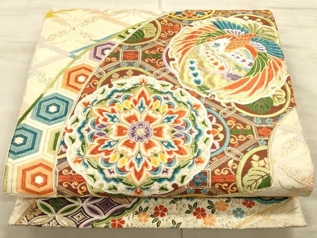 ■■■　サイズ　■■■ 長さ 424cm 幅 31cm程 ■■■　商品詳細　■■■ 【正絹・芯なし】 詳細に関しましては、画像をご確認ください。 大変上質な逸品になります。 お安く出品致しますので、是非この機会にいかがでしょうか？ ※汚れ等に関しましては、着用時には見えない部分になるかと思いますのであまり気にならずお召になれるかと思います。 ■■■　注意事項　■■■ ■モニター発色の具合により色合いが異なる場合がございます。 ■寸法は多少の誤差が生じる場合がございますのでご了承ください。 ■縫込みの長さが左右非対称の場合は短い部分を記載しております。 左右非対称であってもご返品・お値引き等の保証は出来かねますので、ご了承の上ご購入をお願い致します。 ■シミ等のチェックには注意を払っておりますが、見落としがある場合もございますし、個人の見解も様々ですので神経質な方のご購入はお控えください。 ■箪笥に入っておりました着物や帯なので畳みシワや匂いがあるものもございます。 ■お休みは基本的に土日祝となりますが、その他臨時でお休みする場合がございますのでご了承ください。 ■商品の発送は平日のみの発送となります。 ■夜間と土曜、日曜日はお問い合わせの回答が遅れる場合がございます。 ■当店では、お直し、紋入れ、お手入れ等は承っておりません。 ■生地の状態（ヤケ、経年劣化等）によってはサイズ直しが出来ない場合がございます。 その点もどうかご了承のうえ、ご購入をお願いいたします。 ■弊社で取り扱う商品は一点ものにつき、時期や在庫状況に応じて金額が変更となる場合がございます。 ■検針は行っておりません。予めご了承いただきますようお願いいたします。 ■【洗える着物】と記載のある商品におきましては、商品お届け後に洗濯を行ってしまってからのご返品にはご対応しかねます。 念の為、専門店でのお手入れをお願いいたします。 ■着物のサイズ目安は下記を参考ください↓ ＜女性着物＞　お端折り次第で＋5cm　−1cmが着用可能サイズ 　例）身丈170cmの場合、身長160cm〜175cm ＜男性着物＞　身丈＋約25cm〜27cm程が適応身長 　例）身丈155cmの場合、身長180〜182cm