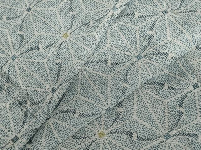 ■■■　サイズ　■■■ 身丈 164cm（肩から） 裄丈 67.5cm 袖丈 49cm　縫込み 1.5cm 袖幅 34.5cm 前幅 25cm 後幅 30.5cm 着物縫いこみ 内揚げ 0cm 裄 お袖側 約1cm　身頃側 約1.5cm ■■■　商品詳細　■■■ 【化繊】 状態は特に目立ったシミ汚れなどもなく大変良い状態です。 お安く出品致しますので、是非この機会にいかがでしょうか？ ■■■　注意事項　■■■ ■モニター発色の具合により色合いが異なる場合がございます。 ■寸法は多少の誤差が生じる場合がございますのでご了承ください。 ■縫込みの長さが左右非対称の場合は短い部分を記載しております。 左右非対称であってもご返品・お値引き等の保証は出来かねますので、ご了承の上ご購入をお願い致します。 ■シミ等のチェックには注意を払っておりますが、見落としがある場合もございますし、個人の見解も様々ですので神経質な方のご購入はお控えください。 ■箪笥に入っておりました着物や帯なので畳みシワや匂いがあるものもございます。 ■お休みは基本的に土日祝となりますが、その他臨時でお休みする場合がございますのでご了承ください。 ■商品の発送は平日のみの発送となります。 ■夜間と土曜、日曜日はお問い合わせの回答が遅れる場合がございます。 ■当店では、お直し、紋入れ、お手入れ等は承っておりません。 ■生地の状態（ヤケ、経年劣化等）によってはサイズ直しが出来ない場合がございます。 その点もどうかご了承のうえ、ご購入をお願いいたします。 ■弊社で取り扱う商品は一点ものにつき、時期や在庫状況に応じて金額が変更となる場合がございます。 ■検針は行っておりません。予めご了承いただきますようお願いいたします。 ■【洗える着物】と記載のある商品におきましては、商品お届け後に洗濯を行ってしまってからのご返品にはご対応しかねます。 念の為、専門店でのお手入れをお願いいたします。 ■着物のサイズ目安は下記を参考ください↓ ＜女性着物＞　お端折り次第で＋5?　−10?が着用可能サイズ 　例）身丈170?の場合、身長160?〜175? ＜男性着物＞　身丈＋約25?〜27?程が適応身長 　例）身丈155?の場合、身長180〜182?