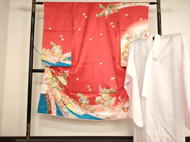 ■■■　サイズ　■■■ 【祝着】 身丈 133.5cm（肩から） 裄丈58cm（肩上げ　0cm） 袖丈 74cm　縫込み 2.5cm 袖幅 32.5cm 前幅 18.5cm 後幅 25.5cm 着物縫いこみ 内揚げ 0cm （腰上げ　0cm） 裄 お袖側 約2.5cm　身頃側 約2cm 【長襦袢】 身丈 103cm（肩から） 裄丈 55.5cm（肩上げ　0cm） 袖丈 73cm　縫込み 2.5cm 袖幅 30.5cm 前幅 20cm 後幅 25cm 着物縫いこみ 内揚げ 0cm （腰上げ　0cm） 裄 お袖側 約2.5cm　身頃側 約1cm ■■■　商品詳細　■■■ 着物【化繊・未使用】の状態は特に目立ったシミ汚れなどもなく大変良い状態です。 長襦袢【化繊】の状態は特に目立ったシミ汚れなどもなく大変良い状態です。 大変上質な逸品になります。 お安く出品致しますので、是非この機会にいかがでしょうか？ ■■■　注意事項　■■■ ■モニター発色の具合により色合いが異なる場合がございます。 ■寸法は多少の誤差が生じる場合がございますのでご了承ください。 ■縫込みの長さが左右非対称の場合は短い部分を記載しております。 左右非対称であってもご返品・お値引き等の保証は出来かねますので、ご了承の上ご購入をお願い致します。 ■シミ等のチェックには注意を払っておりますが、見落としがある場合もございますし、個人の見解も様々ですので神経質な方のご購入はお控えください。 ■箪笥に入っておりました着物や帯なので畳みシワや匂いがあるものもございます。 ■お休みは基本的に土日祝となりますが、その他臨時でお休みする場合がございますのでご了承ください。 ■商品の発送は平日のみの発送となります。 ■夜間と土曜、日曜日はお問い合わせの回答が遅れる場合がございます。 ■当店では、お直し、紋入れ、お手入れ等は承っておりません。 ■生地の状態（ヤケ、経年劣化等）によってはサイズ直しが出来ない場合がございます。 その点もどうかご了承のうえ、ご購入をお願いいたします。 ■弊社で取り扱う商品は一点ものにつき、時期や在庫状況に応じて金額が変更となる場合がございます。 ■検針は行っておりません。予めご了承いただきますようお願いいたします。 ■【洗える着物】と記載のある商品におきましては、商品お届け後に洗濯を行ってしまってからのご返品にはご対応しかねます。 念の為、専門店でのお手入れをお願いいたします。 ■着物のサイズ目安は下記を参考ください↓ ＜女性着物＞　お端折り次第で＋5cm　−1cmが着用可能サイズ 　例）身丈170cmの場合、身長160cm〜175cm ＜男性着物＞　身丈＋約25cm〜27cm程が適応身長 　例）身丈155cmの場合、身長180〜182cm