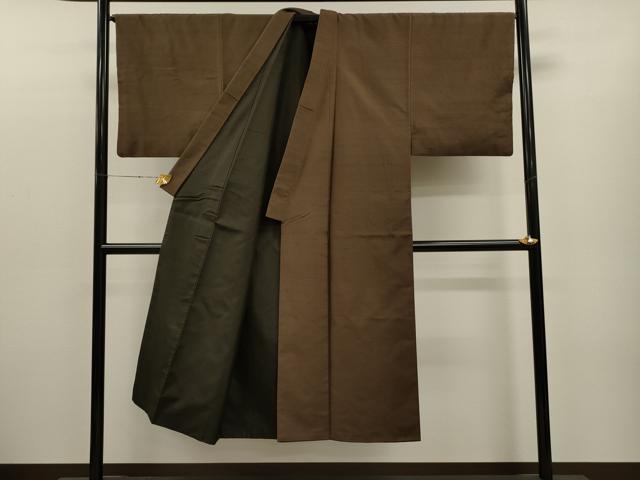 平和屋着物●極上 男性 石川県指定無形文化財 牛首紬 白山工房 手織り アンサンブル 樺茶色 羽裏：鳥獣戯画 反端付き 正絹 逸品 CAAT9296dy