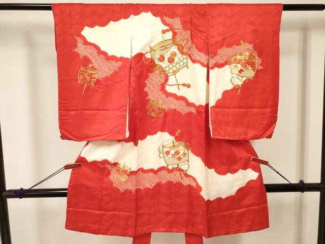 ■■■　サイズ　■■■ 【着物】 身丈 99.5cm（肩から） 裄丈 46cm 袖丈 56.5cm ■■■　商品詳細　■■■ 産着【着物：正絹・襦袢：化繊】の 状態は接写画像のように着物表地所々・裏地・襦袢裏地に薄い汚れ、 着物右袖に糸ホツレがございます。 大変上質な逸品になります。 お安く出品致しますので、是非この機会にいかがでしょうか？ ※襦袢紐の付属がございません。 ※襦袢の一部が取り外されております。 ■■■　注意事項　■■■ ■モニター発色の具合により色合いが異なる場合がございます。 ■寸法は多少の誤差が生じる場合がございますのでご了承ください。 ■縫込みの長さが左右非対称の場合は短い部分を記載しております。 左右非対称であってもご返品・お値引き等の保証は出来かねますので、ご了承の上ご購入をお願い致します。 ■シミ等のチェックには注意を払っておりますが、見落としがある場合もございますし、個人の見解も様々ですので神経質な方のご購入はお控えください。 ■箪笥に入っておりました着物や帯なので畳みシワや匂いがあるものもございます。 ■お休みは基本的に土日祝となりますが、その他臨時でお休みする場合がございますのでご了承ください。 ■商品の発送は平日のみの発送となります。 ■夜間と土曜、日曜日はお問い合わせの回答が遅れる場合がございます。 ■当店では、お直し、紋入れ、お手入れ等は承っておりません。 ■生地の状態（ヤケ、経年劣化等）によってはサイズ直しが出来ない場合がございます。 その点もどうかご了承のうえ、ご購入をお願いいたします。 ■弊社で取り扱う商品は一点ものにつき、時期や在庫状況に応じて金額が変更となる場合がございます。 ■検針は行っておりません。予めご了承いただきますようお願いいたします。 ■【洗える着物】と記載のある商品におきましては、商品お届け後に洗濯を行ってしまってからのご返品にはご対応しかねます。 念の為、専門店でのお手入れをお願いいたします。 ■着物のサイズ目安は下記を参考ください↓ ＜女性着物＞　お端折り次第で＋5cm　−1cmが着用可能サイズ 　例）身丈170cmの場合、身長160cm〜175cm ＜男性着物＞　身丈＋約25cm〜27cm程が適応身長 　例）身丈155cmの場合、身長180〜182cm