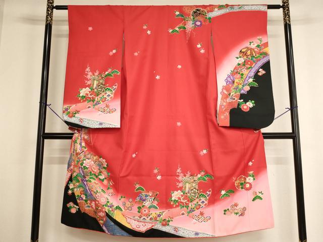 ■■■　サイズ　■■■ 【祝着】 身丈 133.5cm（肩から） 裄丈 58cm（肩上げ　0cm） 袖丈 75cm　縫込み 2.5cm 袖幅 31.5cm 前幅 18cm 後幅 26cm 着物縫いこみ 内揚げ 0cm （腰上げ　0cm） 裄 お袖側 約2cm　身頃側 約1.5cm ■■■　商品詳細　■■■ 着物【化繊】の状態は特に目立ったシミ汚れなどもなく大変良い状態です。 お安く出品致しますので、是非この機会にいかがでしょうか？ ■■■　注意事項　■■■ ■モニター発色の具合により色合いが異なる場合がございます。 ■寸法は多少の誤差が生じる場合がございますのでご了承ください。 ■縫込みの長さが左右非対称の場合は短い部分を記載しております。 左右非対称であってもご返品・お値引き等の保証は出来かねますので、ご了承の上ご購入をお願い致します。 ■シミ等のチェックには注意を払っておりますが、見落としがある場合もございますし、個人の見解も様々ですので神経質な方のご購入はお控えください。 ■箪笥に入っておりました着物や帯なので畳みシワや匂いがあるものもございます。 ■お休みは基本的に土日祝となりますが、その他臨時でお休みする場合がございますのでご了承ください。 ■商品の発送は平日のみの発送となります。 ■夜間と土曜、日曜日はお問い合わせの回答が遅れる場合がございます。 ■当店では、お直し、紋入れ、お手入れ等は承っておりません。 ■生地の状態（ヤケ、経年劣化等）によってはサイズ直しが出来ない場合がございます。 その点もどうかご了承のうえ、ご購入をお願いいたします。 ■弊社で取り扱う商品は一点ものにつき、時期や在庫状況に応じて金額が変更となる場合がございます。 ■検針は行っておりません。予めご了承いただきますようお願いいたします。 ■【洗える着物】と記載のある商品におきましては、商品お届け後に洗濯を行ってしまってからのご返品にはご対応しかねます。 念の為、専門店でのお手入れをお願いいたします。 ■着物のサイズ目安は下記を参考ください↓ ＜女性着物＞　お端折り次第で＋5cm　−1cmが着用可能サイズ 　例）身丈170cmの場合、身長160cm〜175cm ＜男性着物＞　身丈＋約25cm〜27cm程が適応身長 　例）身丈155cmの場合、身長180〜182cm