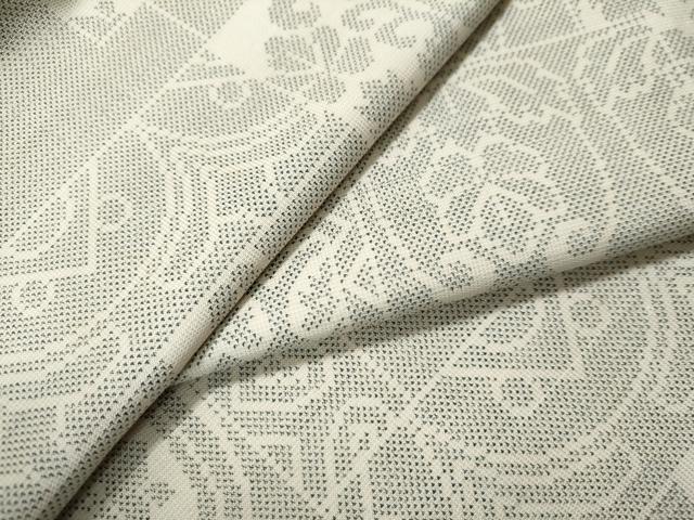 ■■■　サイズ　■■■ 身丈 165cm（肩から） 裄丈 65.5cm 袖丈 49cm　縫込み 4cm 袖幅 33cm 前幅 25cm 後幅 30.5cm 着物縫いこみ 内揚げ 4cm 裄 お袖側 約2cm　身頃側 約2cm ■■■　商品詳細　■■■ 【正絹】 状態は接写画像のように表地に薄い汚れ、衿山・衿裏に汚れがございます。 大変上質な逸品になりますのでぜひお手入れをされてお召しになられてはいかがでしょうか。 お安く出品致しますので、是非この機会にいかがでしょうか？ ■■■　注意事項　■■■ ■モニター発色の具合により色合いが異なる場合がございます。 ■寸法は多少の誤差が生じる場合がございますのでご了承ください。 ■縫込みの長さが左右非対称の場合は短い部分を記載しております。 左右非対称であってもご返品・お値引き等の保証は出来かねますので、ご了承の上ご購入をお願い致します。 ■シミ等のチェックには注意を払っておりますが、見落としがある場合もございますし、個人の見解も様々ですので神経質な方のご購入はお控えください。 ■箪笥に入っておりました着物や帯なので畳みシワや匂いがあるものもございます。 ■お休みは基本的に土日祝となりますが、その他臨時でお休みする場合がございますのでご了承ください。 ■商品の発送は平日のみの発送となります。 ■夜間と土曜、日曜日はお問い合わせの回答が遅れる場合がございます。 ■当店では、お直し、紋入れ、お手入れ等は承っておりません。 ■生地の状態（ヤケ、経年劣化等）によってはサイズ直しが出来ない場合がございます。 その点もどうかご了承のうえ、ご購入をお願いいたします。 ■弊社で取り扱う商品は一点ものにつき、時期や在庫状況に応じて金額が変更となる場合がございます。 ■検針は行っておりません。予めご了承いただきますようお願いいたします。 ■【洗える着物】と記載のある商品におきましては、商品お届け後に洗濯を行ってしまってからのご返品にはご対応しかねます。 念の為、専門店でのお手入れをお願いいたします。 ■着物のサイズ目安は下記を参考ください↓ ＜女性着物＞　お端折り次第で＋5?　−10?が着用可能サイズ 　例）身丈170?の場合、身長160?〜175? ＜男性着物＞　身丈＋約25?〜27?程が適応身長 　例）身丈155?の場合、身長180〜182?