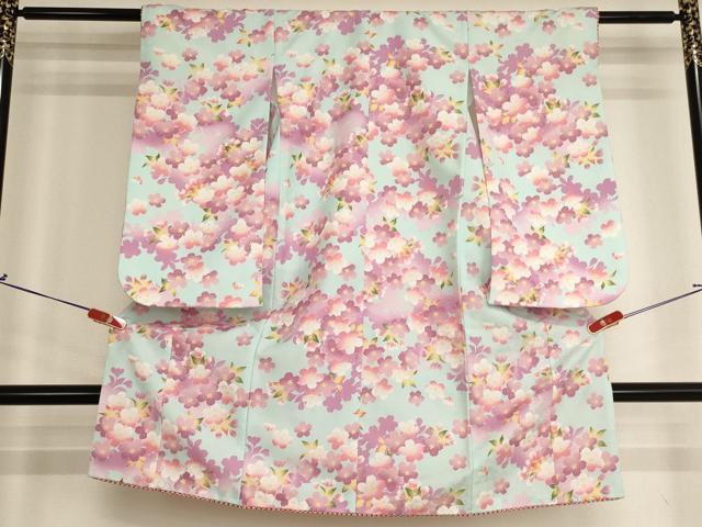 ■■■　サイズ　■■■ 【祝着】 身丈 103cm（肩から） 裄丈 45.5cm（肩上げ　0cm） 袖丈 63.5cm　縫込み 1.5cm 袖幅 26cm 前幅 16cm 後幅 20.5cm 着物縫いこみ 内揚げ 0cm （腰上げ　0cm） 裄 お袖側 約1cm　身頃側 約1cm ■■■　商品詳細　■■■ 着物【化繊】の状態は特に目立ったシミ汚れなどもなく大変良い状態です。 お安く出品致しますので、是非この機会にいかがでしょうか？ ■■■　注意事項　■■■ ■モニター発色の具合により色合いが異なる場合がございます。 ■寸法は多少の誤差が生じる場合がございますのでご了承ください。 ■縫込みの長さが左右非対称の場合は短い部分を記載しております。 左右非対称であってもご返品・お値引き等の保証は出来かねますので、ご了承の上ご購入をお願い致します。 ■シミ等のチェックには注意を払っておりますが、見落としがある場合もございますし、個人の見解も様々ですので神経質な方のご購入はお控えください。 ■箪笥に入っておりました着物や帯なので畳みシワや匂いがあるものもございます。 ■お休みは基本的に土日祝となりますが、その他臨時でお休みする場合がございますのでご了承ください。 ■商品の発送は平日のみの発送となります。 ■夜間と土曜、日曜日はお問い合わせの回答が遅れる場合がございます。 ■当店では、お直し、紋入れ、お手入れ等は承っておりません。 ■生地の状態（ヤケ、経年劣化等）によってはサイズ直しが出来ない場合がございます。 その点もどうかご了承のうえ、ご購入をお願いいたします。 ■弊社で取り扱う商品は一点ものにつき、時期や在庫状況に応じて金額が変更となる場合がございます。 ■検針は行っておりません。予めご了承いただきますようお願いいたします。 ■【洗える着物】と記載のある商品におきましては、商品お届け後に洗濯を行ってしまってからのご返品にはご対応しかねます。 念の為、専門店でのお手入れをお願いいたします。 ■着物のサイズ目安は下記を参考ください↓ ＜女性着物＞　お端折り次第で＋5cm　−1cmが着用可能サイズ 　例）身丈170cmの場合、身長160cm〜175cm ＜男性着物＞　身丈＋約25cm〜27cm程が適応身長 　例）身丈155cmの場合、身長180〜182cm