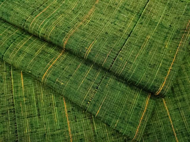 ■■■　サイズ　■■■ 身丈 162cm（肩から） 裄丈 66.5cm 袖丈 43.5cm　縫込み 3.5cm 袖幅 34cm 前幅 24cm 後幅 31cm 着物縫いこみ 内揚げ 0cm 裄 お袖側 約3.5cm　身頃側 約1.5cm ■■■　商品詳細　■■■ 【正絹・バチ衿】 状態は特に目立ったシミ汚れなどもなく大変良い状態です。 大変上質な逸品になります。 お安く出品致しますので、是非この機会にいかがでしょうか？ ■■■　注意事項　■■■ ■モニター発色の具合により色合いが異なる場合がございます。 ■寸法は多少の誤差が生じる場合がございますのでご了承ください。 ■シミ等のチェックには注意を払っておりますが、見落としがある場合もございますし、個人の見解も様々ですので神経質な方のご購入はお控えください。 ■箪笥に入っておりました着物や帯なので畳みシワや匂いがあるものもございます。 ■お休みは基本的に土日祝となりますが、その他臨時でお休みする場合がございますのでご了承ください。 ■商品の発送は平日のみの発送となります。 ■夜間と土曜、日曜日はお問い合わせの回答が遅れる場合がございます。 ■当店では、お直し、紋入れ、お手入れ等は承っておりません。 ■生地の状態（ヤケ、経年劣化等）によってはサイズ直しが出来ない場合がございます。 その点もどうかご了承のうえ、ご購入をお願いいたします。 ■着物のサイズ目安は下記を参考ください↓ ＜女性着物＞　身長-10cm+5cmが着用可能サイズ(お端折り次第) 　例）身長160cmの方→着物身丈150cm〜165cm ＜男性着物＞　身長-27cm ±5cmが着用可能サイズ 　例）身長170cmの方→着物身丈138cm〜148cm