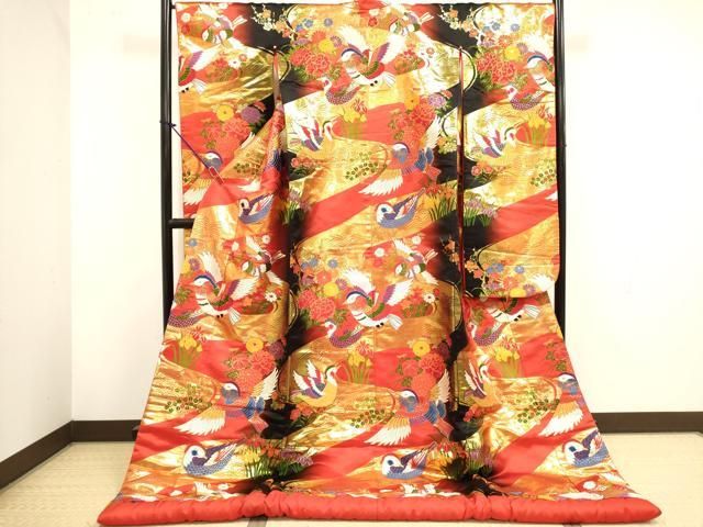 ■■■　サイズ　■■■ 身丈 193cm（肩から） 裄丈 67.5cm 袖丈 104.5cm　縫込み 5cm 袖幅 34cm 前幅 31cm 後幅 32cm 着物縫いこみ 内揚げ 0cm 裄 お袖側 約3cm　身頃側 約0cm ■■■　商品詳細　■■■ 【正絹】 状態は接写画像のように上前に糸ヨレがございますが その他特に目立ったシミ汚れなどもなく大変良い状態です。 大変上質な逸品になります。 お安く出品致しますので、是非この機会にいかがでしょうか？ ■■■　注意事項　■■■ ■モニター発色の具合により色合いが異なる場合がございます。 ■寸法は多少の誤差が生じる場合がございますのでご了承ください。 ■縫込みの長さが左右非対称の場合は短い部分を記載しております。 左右非対称であってもご返品・お値引き等の保証は出来かねますので、ご了承の上ご購入をお願い致します。 ■シミ等のチェックには注意を払っておりますが、見落としがある場合もございますし、個人の見解も様々ですので神経質な方のご購入はお控えください。 ■箪笥に入っておりました着物や帯なので畳みシワや匂いがあるものもございます。 ■お休みは基本的に土日祝となりますが、その他臨時でお休みする場合がございますのでご了承ください。 ■商品の発送は平日のみの発送となります。 ■夜間と土曜、日曜日はお問い合わせの回答が遅れる場合がございます。 ■当店では、お直し、紋入れ、お手入れ等は承っておりません。 ■生地の状態（ヤケ、経年劣化等）によってはサイズ直しが出来ない場合がございます。 その点もどうかご了承のうえ、ご購入をお願いいたします。 ■弊社で取り扱う商品は一点ものにつき、時期や在庫状況に応じて金額が変更となる場合がございます。 ■検針は行っておりません。予めご了承いただきますようお願いいたします。 ■【洗える着物】と記載のある商品におきましては、商品お届け後に洗濯を行ってしまってからのご返品にはご対応しかねます。 念の為、専門店でのお手入れをお願いいたします。 ■写真に写っている物が全てになります。 それ以外の付属品はございませんのでご了承ください。 ■状態に関する写真につきましては、掲載可能な写真枚数に限りがあるため、 各箇所につき1枚参考画像を掲載しております。 ■着物のサイズ目安は下記を参考ください↓ ＜女性着物＞　お端折り次第で＋5cm　−10cmが着用可能サイズ 　例）身丈170cmの場合、身長160cm〜175cm ＜男性着物＞　身丈＋約25cm〜27cm程が適応身長 　例）身丈155cmの場合、身長180cm〜182cm