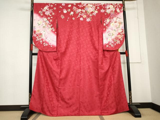 ■■■　サイズ　■■■ 身丈 166cm（肩から） 裄丈 68.5cm 袖丈 76cm　縫込み 1cm 袖幅 34cm 前幅 25cm 後幅 30cm 着物縫いこみ 内揚げ 2cm 裄 お袖側 約1cm　身頃側 約1cm ■■■　商品詳細　■■■ 【化繊・カラー胴裏：朱・緋色】 状態は特に目立ったシミ汚れなどもなく大変良い状態です。 お安く出品致しますので、是非この機会にいかがでしょうか？※ご自身で洗濯された場合の保証はできかねます。 専門店にご相談ください。 ■■■　注意事項　■■■ ■モニター発色の具合により色合いが異なる場合がございます。 ■寸法は多少の誤差が生じる場合がございますのでご了承ください。 ■縫込みの長さが左右非対称の場合は短い部分を記載しております。 左右非対称であってもご返品・お値引き等の保証は出来かねますので、ご了承の上ご購入をお願い致します。 ■シミ等のチェックには注意を払っておりますが、見落としがある場合もございますし、個人の見解も様々ですので神経質な方のご購入はお控えください。 ■箪笥に入っておりました着物や帯なので畳みシワや匂いがあるものもございます。 ■お休みは基本的に土日祝となりますが、その他臨時でお休みする場合がございますのでご了承ください。 ■商品の発送は平日のみの発送となります。 ■夜間と土曜、日曜日はお問い合わせの回答が遅れる場合がございます。 ■当店では、お直し、紋入れ、お手入れ等は承っておりません。 ■生地の状態（ヤケ、経年劣化等）によってはサイズ直しが出来ない場合がございます。 その点もどうかご了承のうえ、ご購入をお願いいたします。 ■弊社で取り扱う商品は一点ものにつき、時期や在庫状況に応じて金額が変更となる場合がございます。 ■検針は行っておりません。予めご了承いただきますようお願いいたします。 ■【洗える着物】と記載のある商品におきましては、商品お届け後に洗濯を行ってしまってからのご返品にはご対応しかねます。 念の為、専門店でのお手入れをお願いいたします。 ■着物のサイズ目安は下記を参考ください↓ ＜女性着物＞　お端折り次第で＋5cm　−1cmが着用可能サイズ 　例）身丈170cmの場合、身長160cm〜175cm ＜男性着物＞　身丈＋約25cm〜27cm程が適応身長 　例）身丈155cmの場合、身長180〜182cm